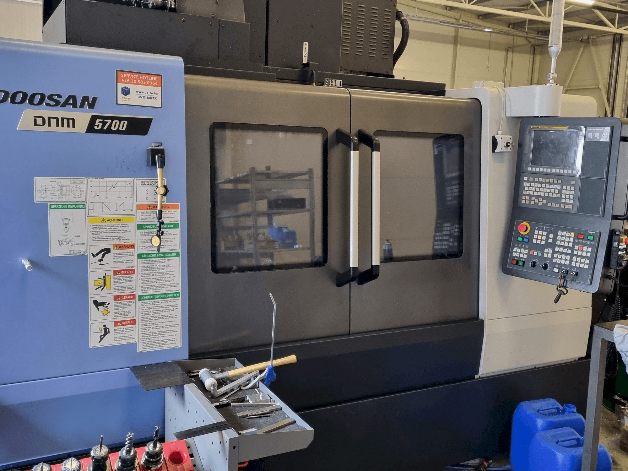 Čelní pohled na DOOSAN DNM 5700 stroj