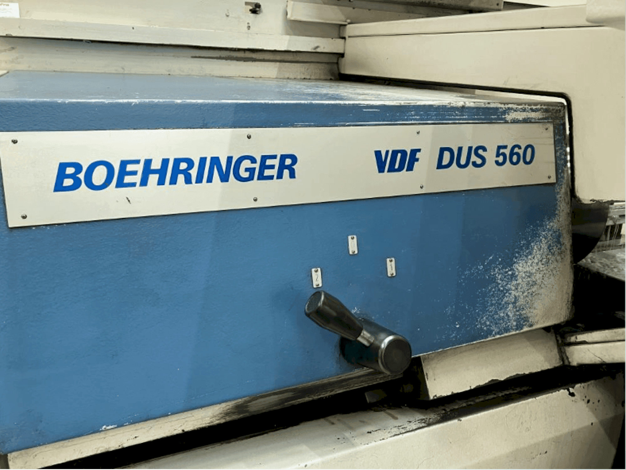 Čelní pohled na BOEHRINGER VDF DUS 560 stroj