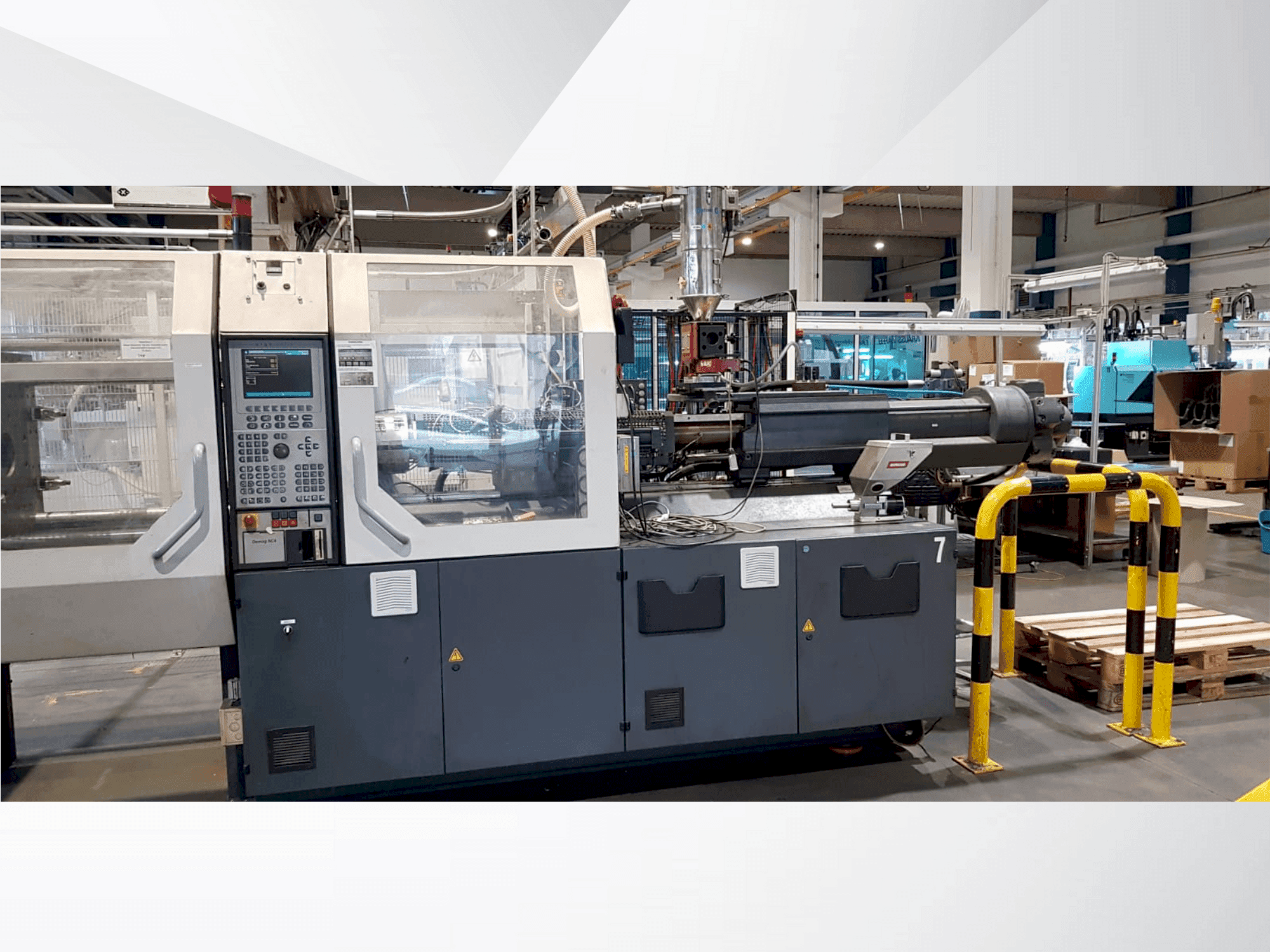 Čelní pohled na DEMAG Concept 200/500-840 + W711 stroj