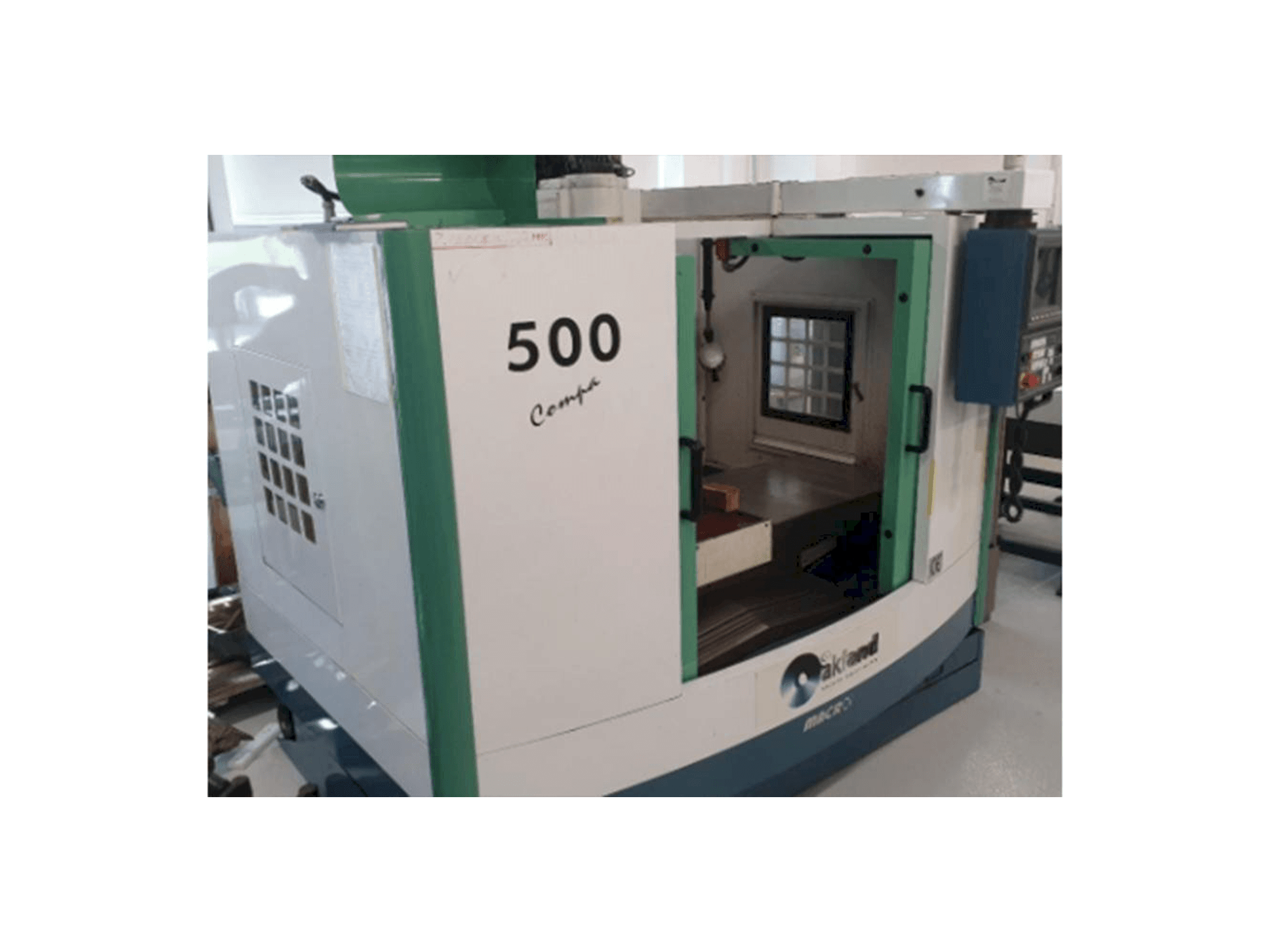 Čelní pohled na Macro Micro Tech Compac 500 stroj