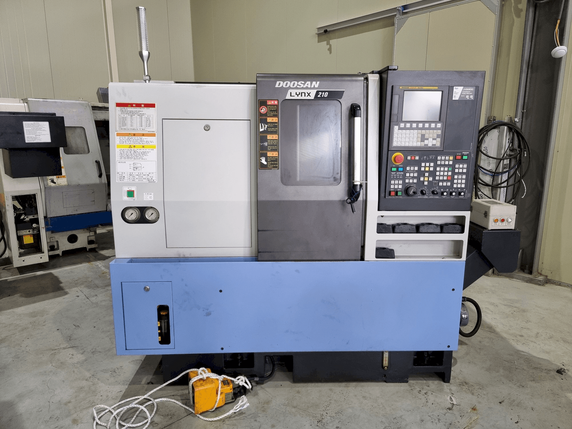 Čelní pohled na Doosan LYNX 210 stroj