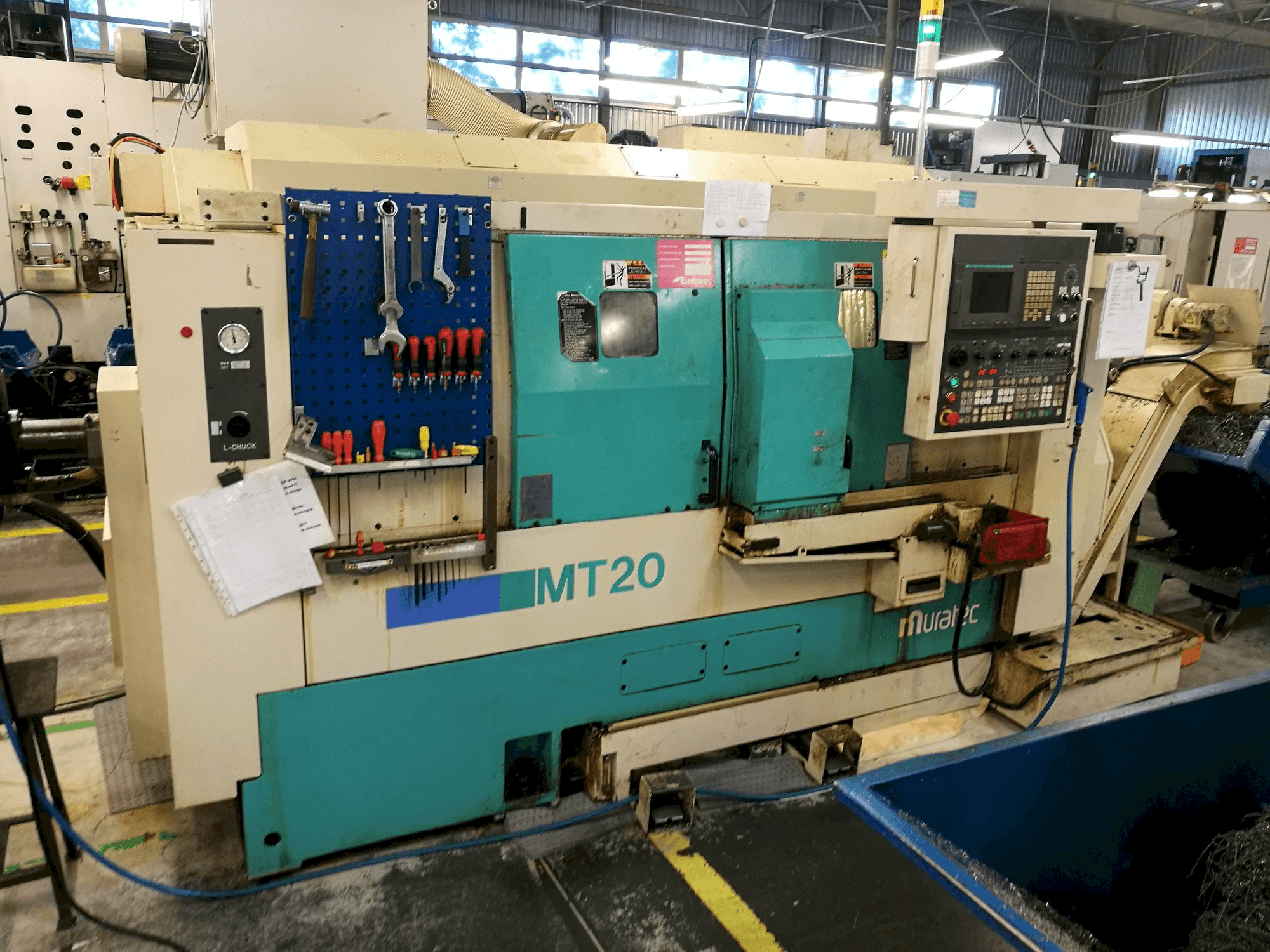 Čelní pohled na Muratec MT20 stroj