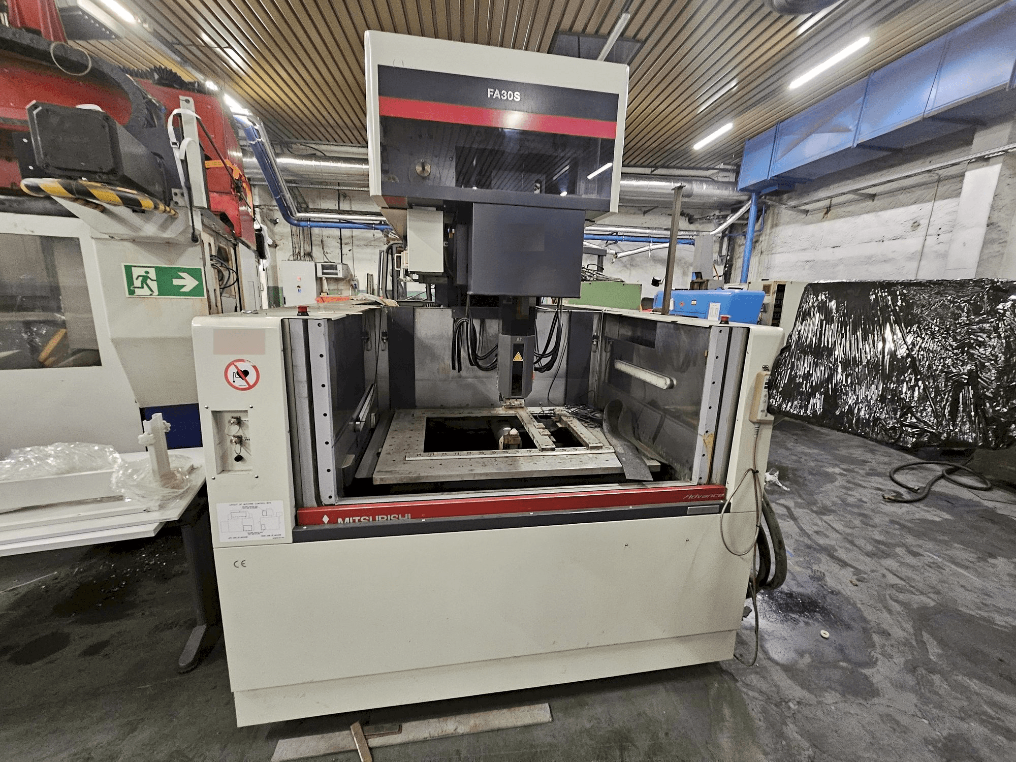 Čelní pohled na Mitsubishi FA30VM stroj
