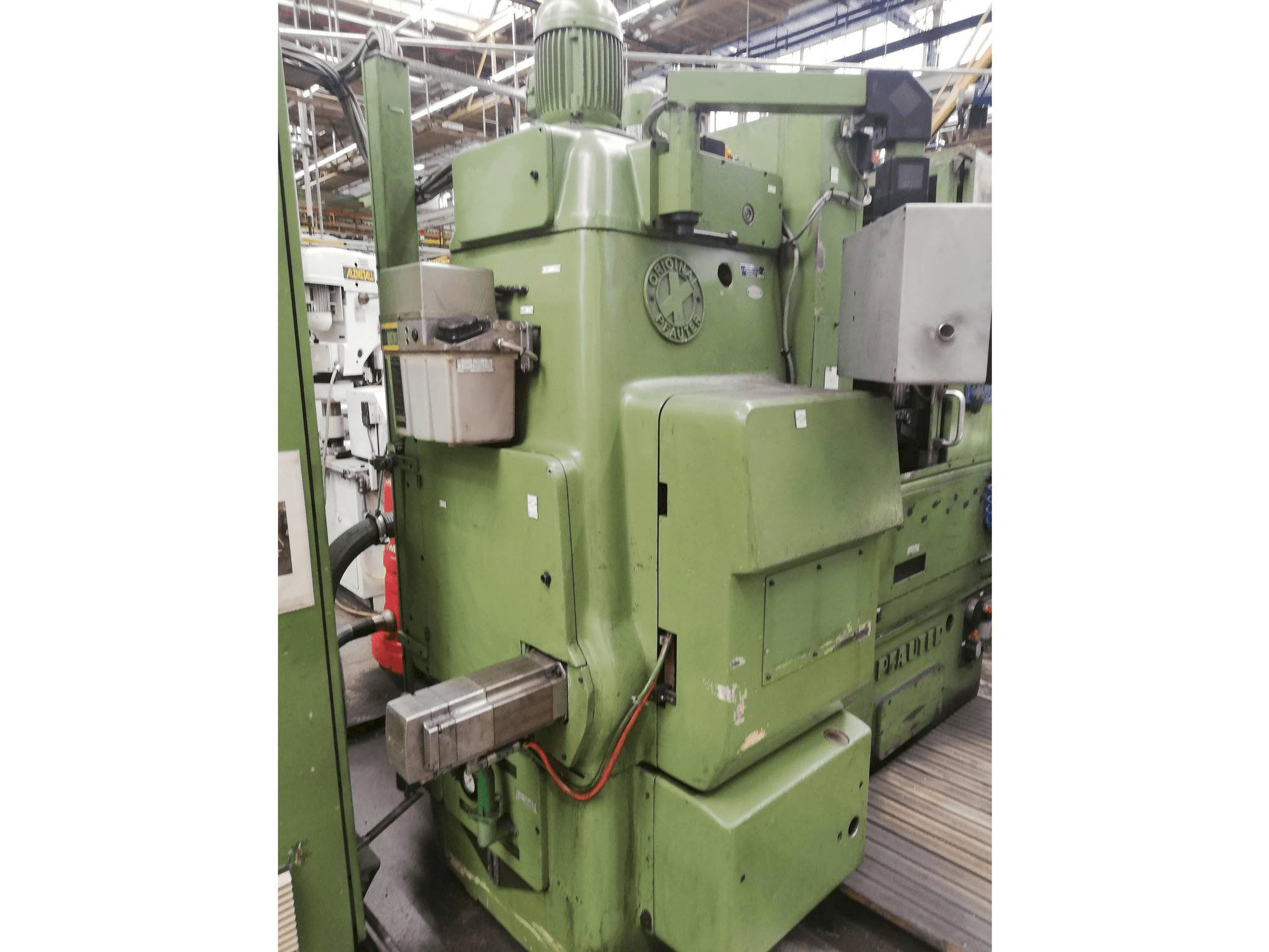 Čelní pohled na Pfauter P400 stroj