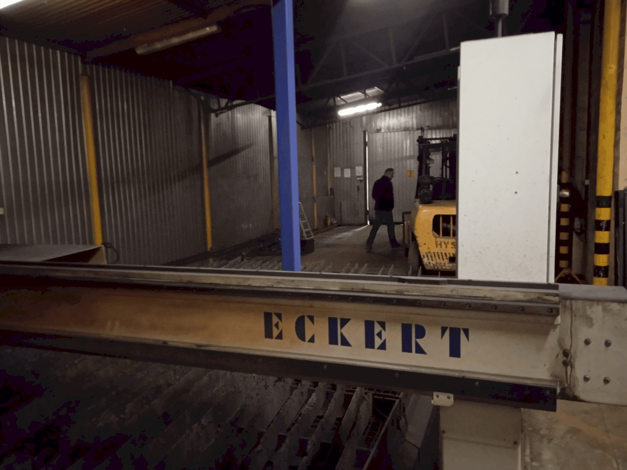 Čelní pohled na ECKERT SZAFIR BL2 stroj