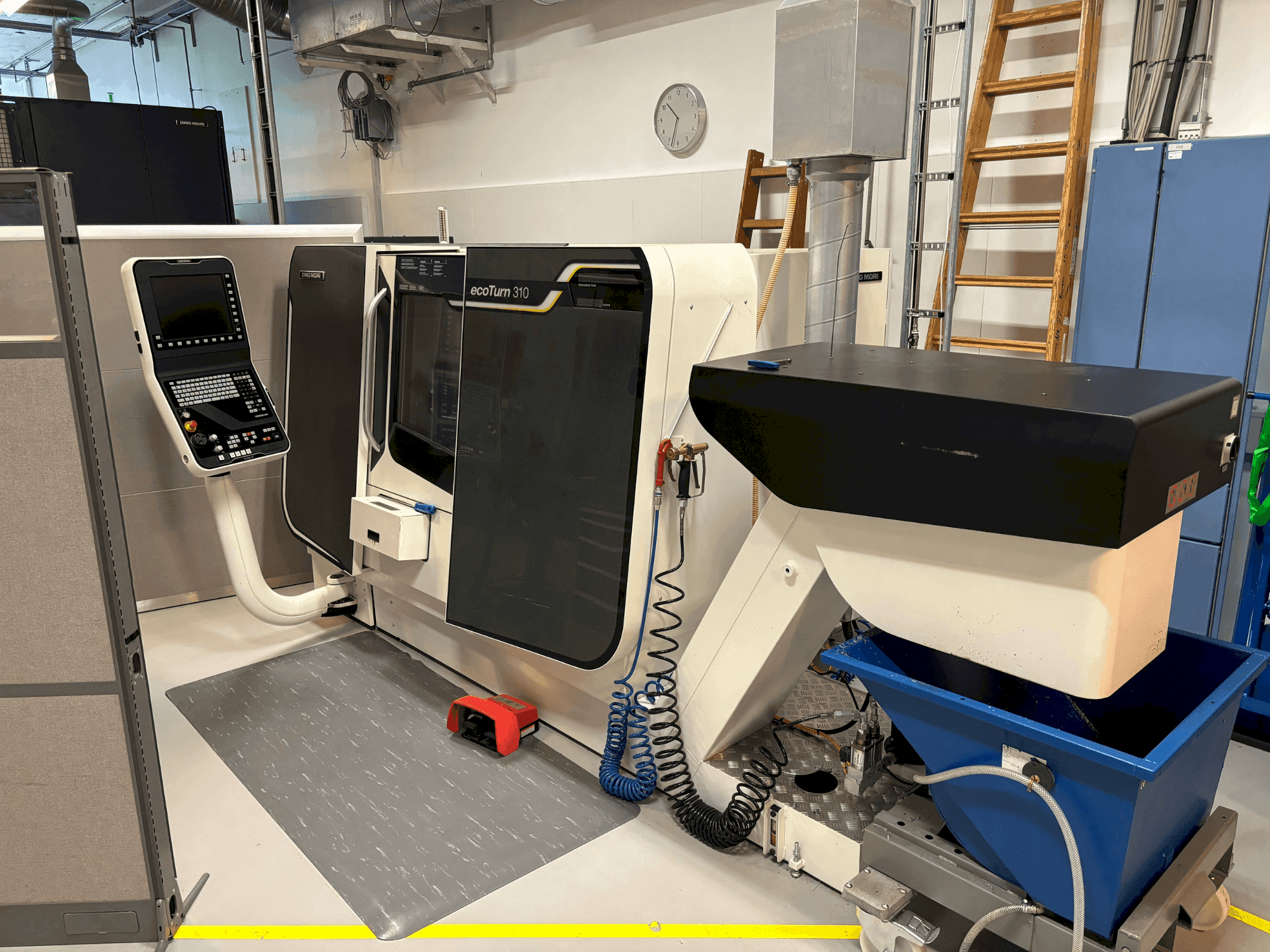 Čelní pohled na DMG MORI ECOTURN 310 V3 stroj