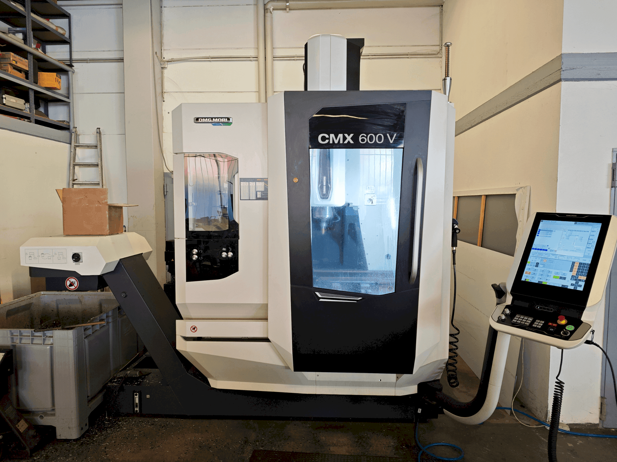 Čelní pohled na DMG MORI CMX 600 V stroj