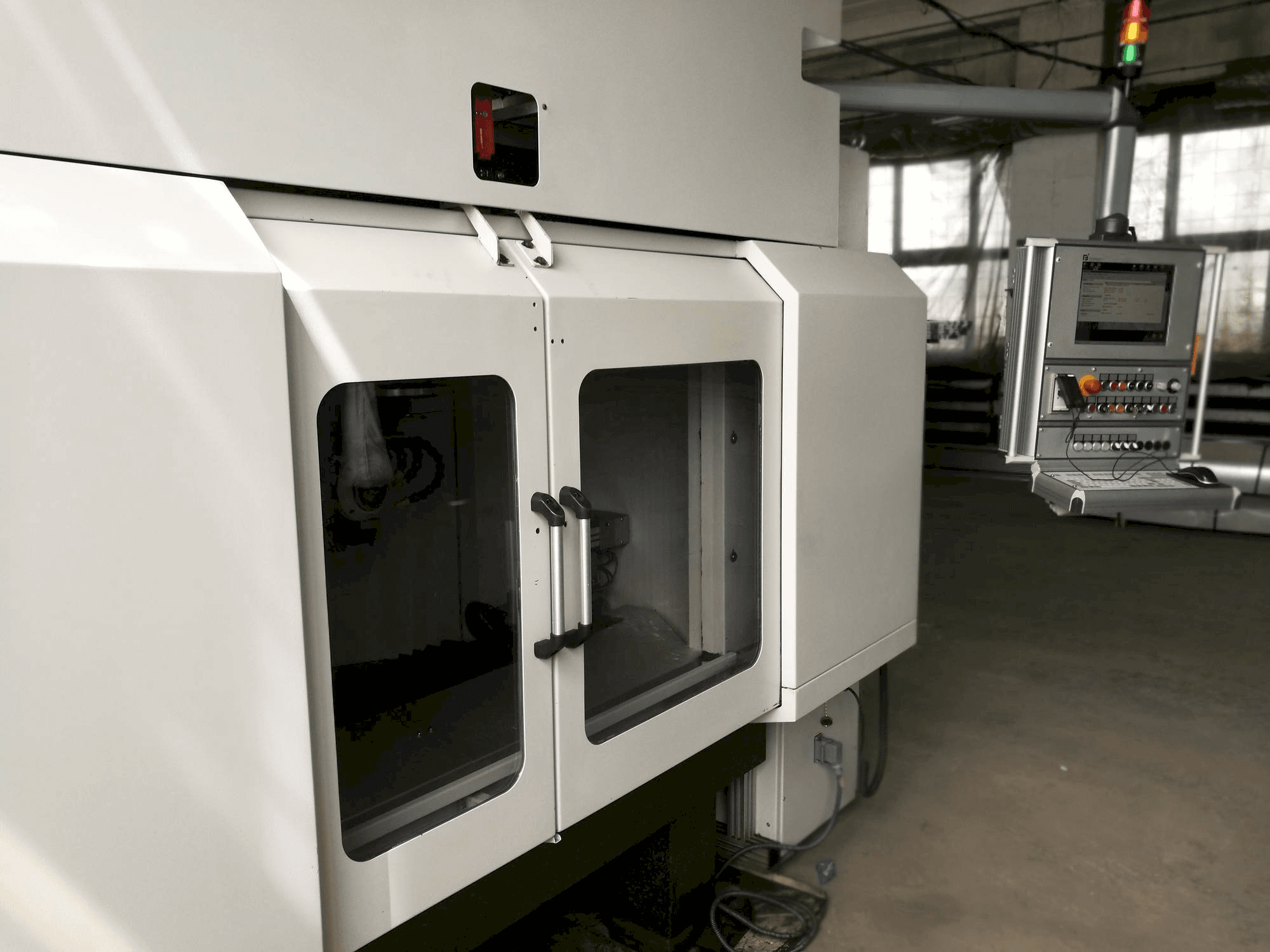 Čelní pohled na Fohrenbach F-Grind 605 stroj