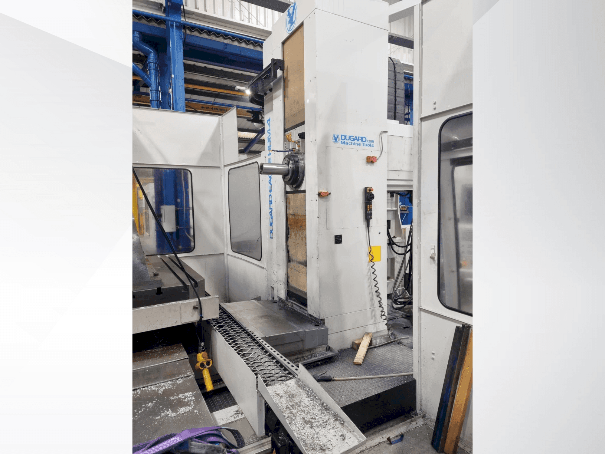 Čelní pohled na Dugard HBM4 stroj