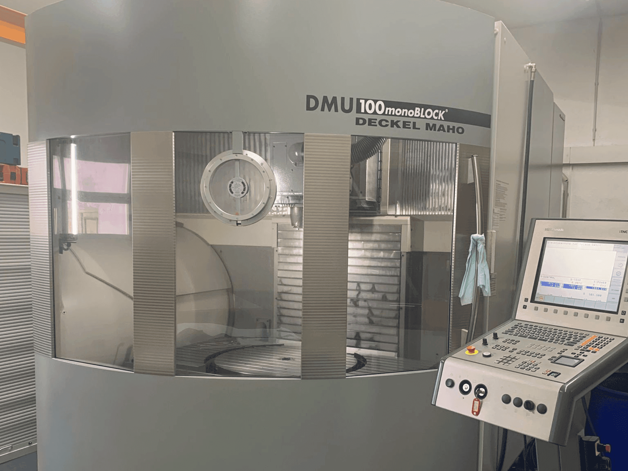 Čelní pohled na DMG DECKEL MAHO 100T Monoblock stroj