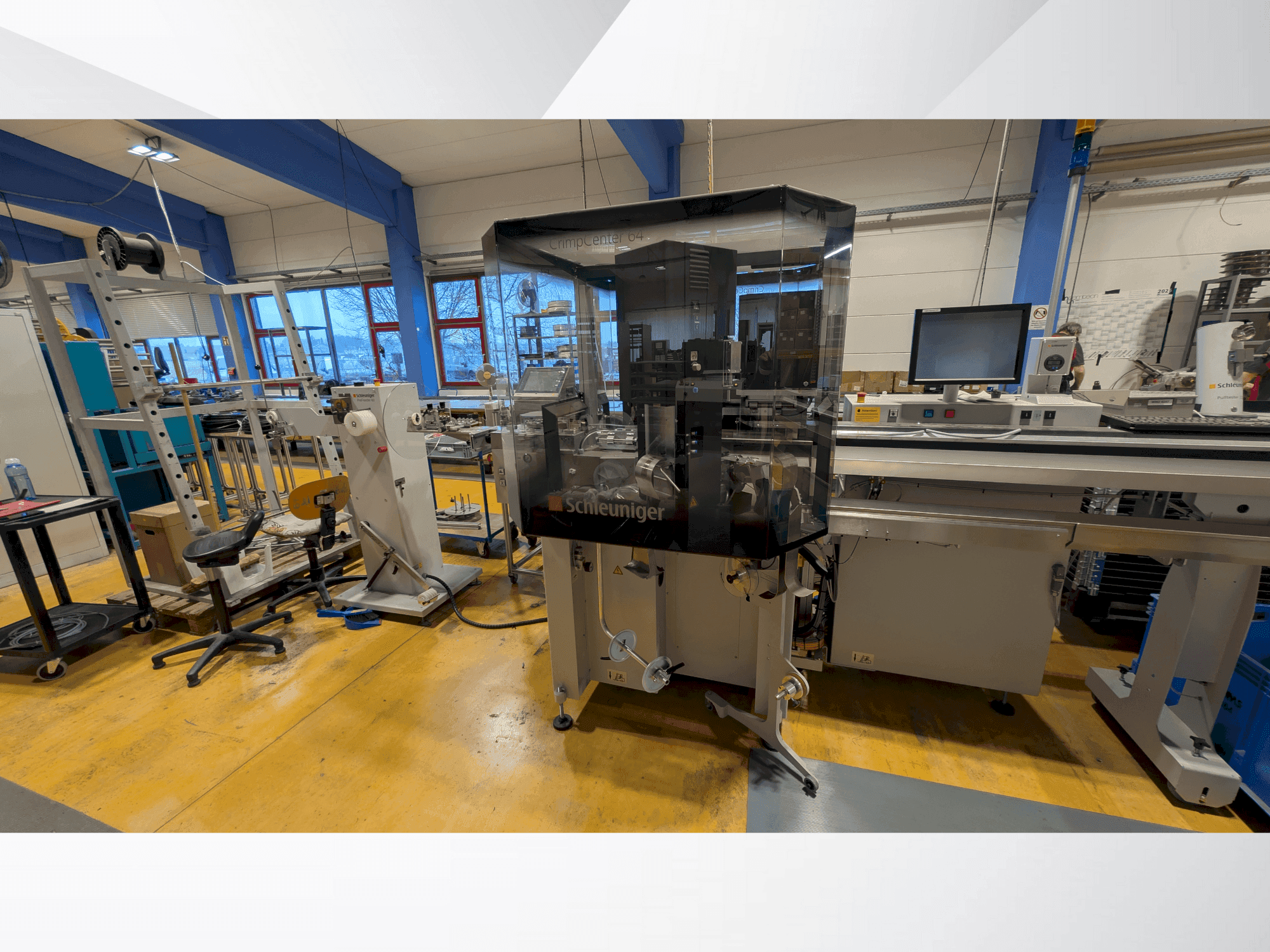 Čelní pohled na Schleuniger CrimpCenter 64 stroj