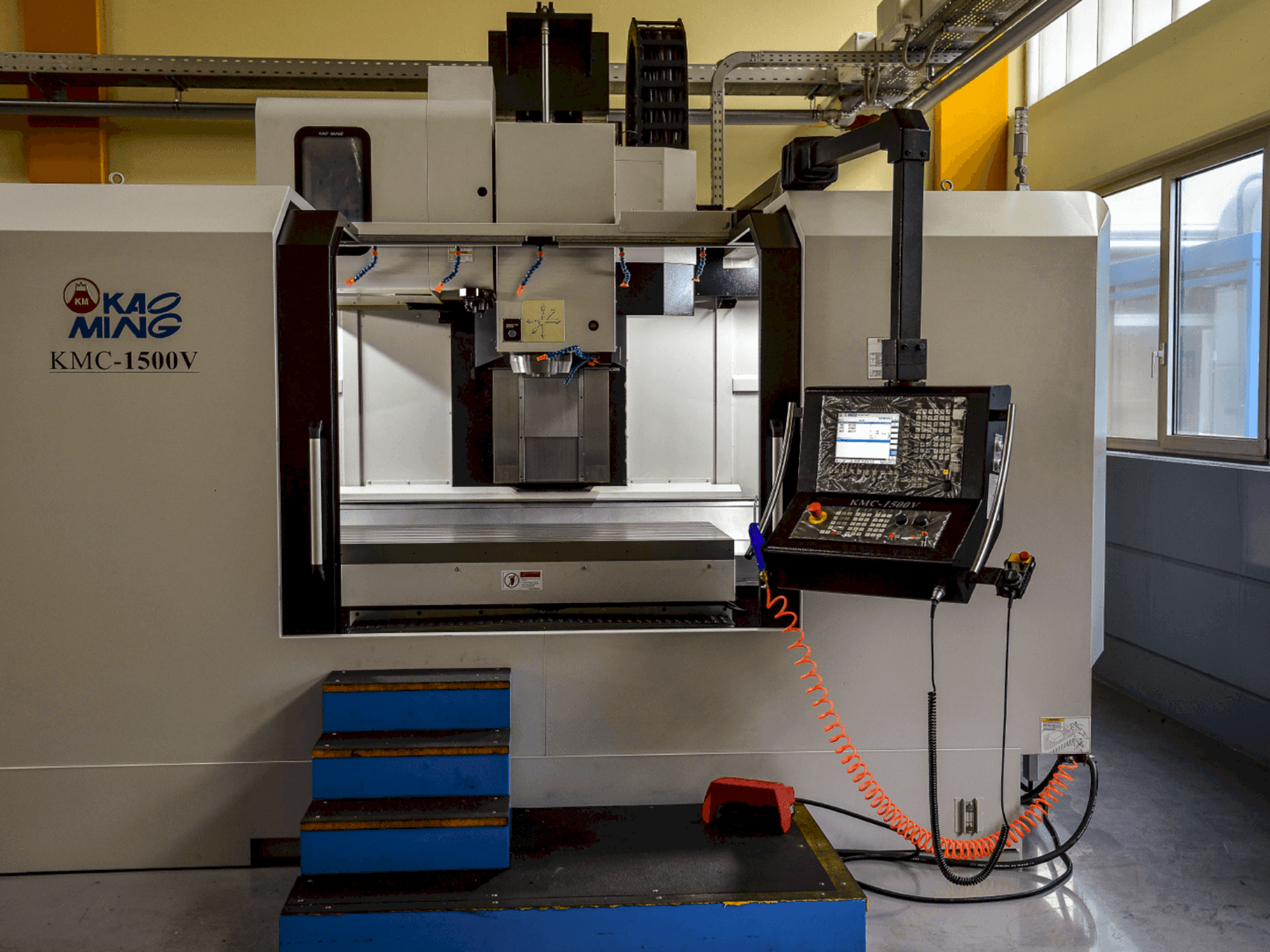 Čelní pohled na KAOMING KMC 1500 V stroj