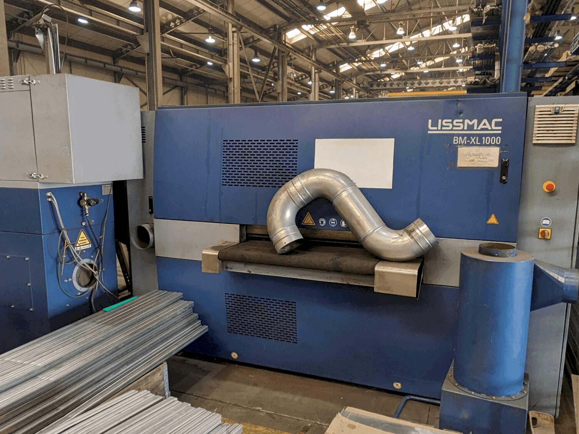 Čelní pohled na LISSMAC SBM XL 1000 S2B2 stroj