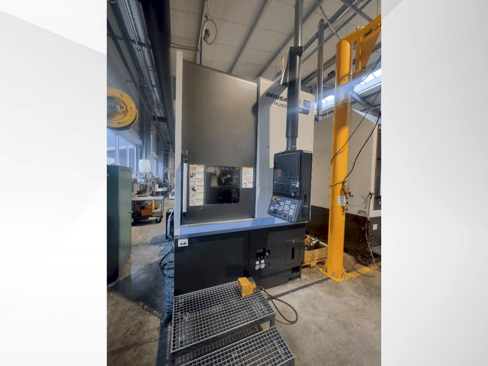 Čelní pohled na DOOSAN V8300MR stroj