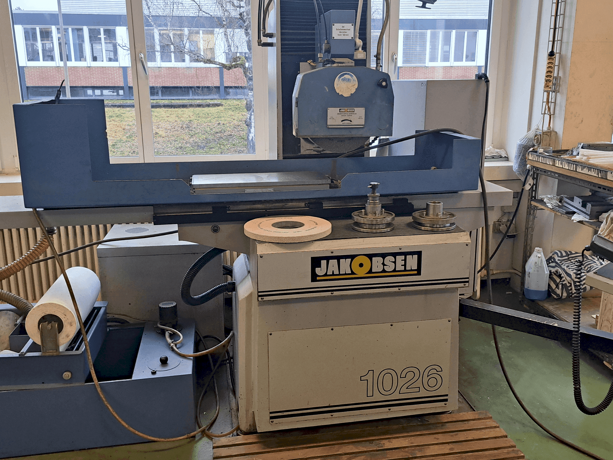 Čelní pohled na JAKOBSEN AC-1026 stroj