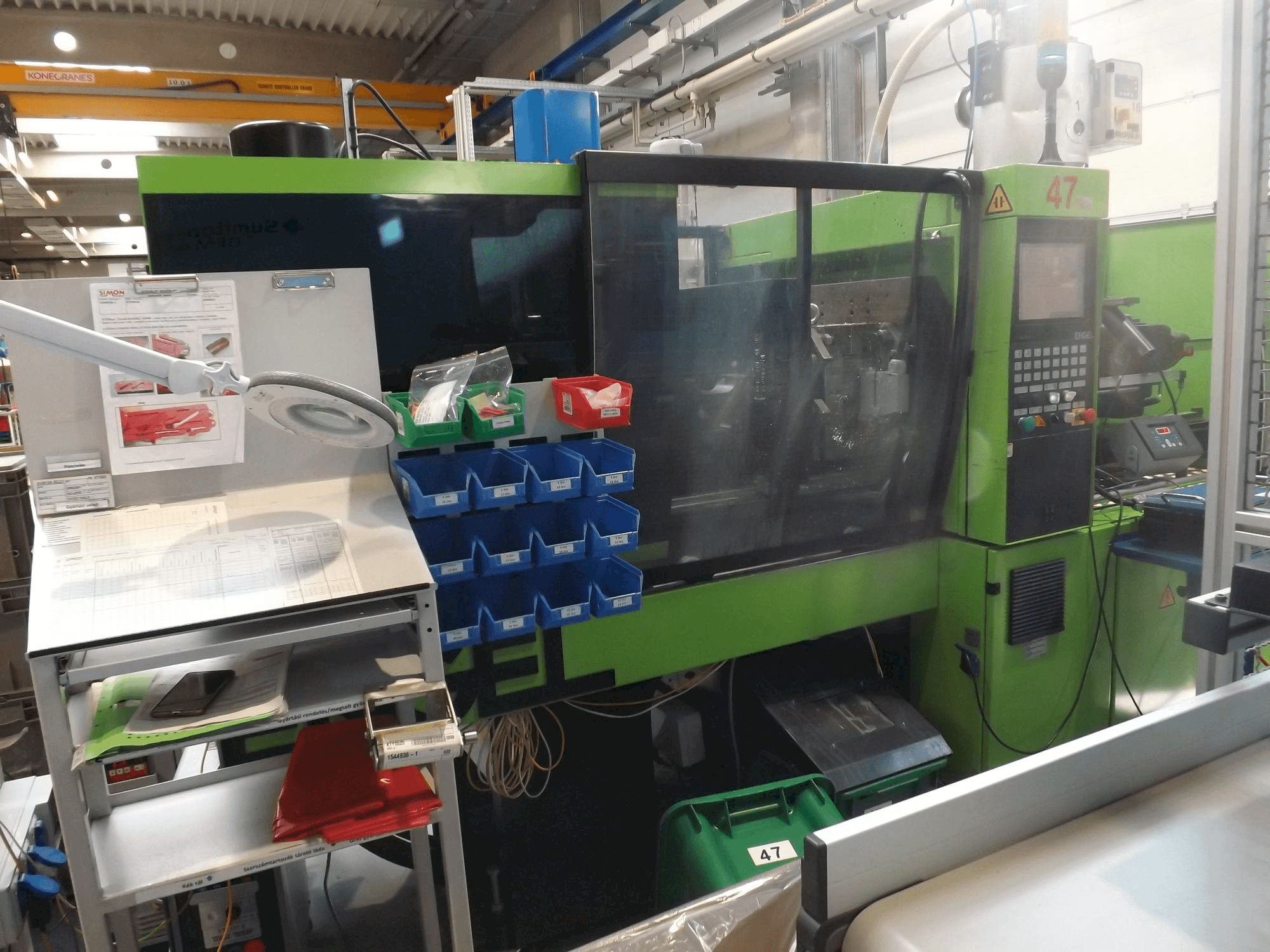 Čelní pohled na ENGEL Victory 330/80 Focus stroj