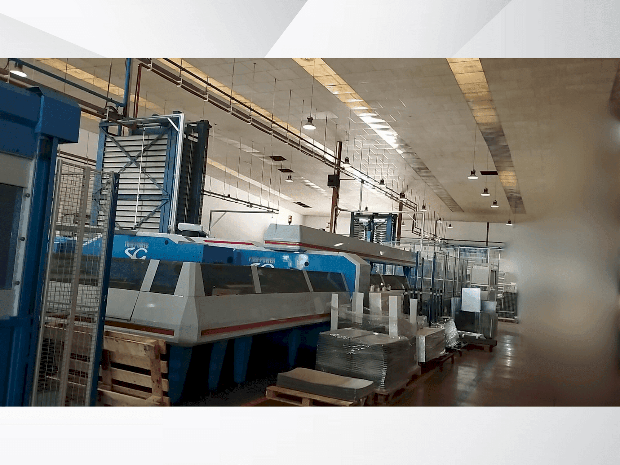 Čelní pohled na Prima Power Shear Genius 1530 stroj