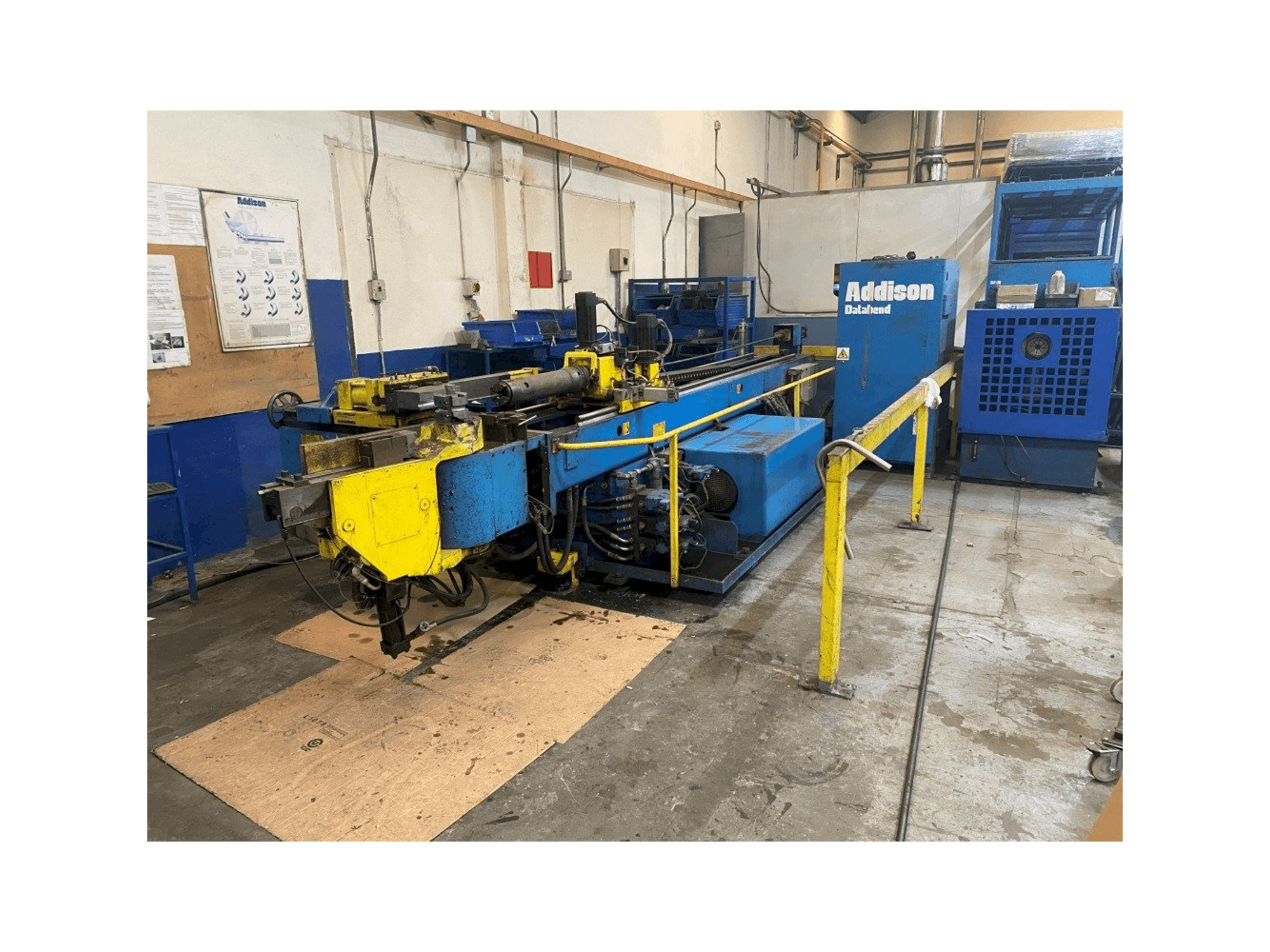 Čelní pohled na Addison DB-76 3D CNC stroj