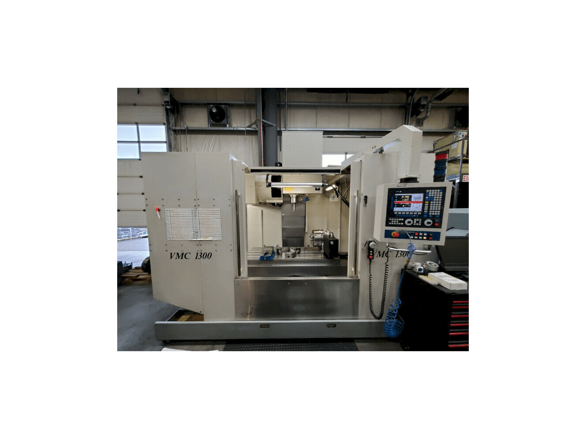 Čelní pohled na Modern Microcut VMC 1300 stroj
