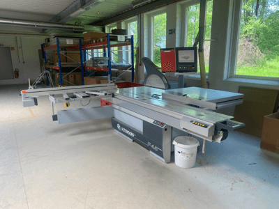 Posuvná stolová pila ALTENDORF F45, pohled zepředu, s nastavitelným posuvným stolem, digitálním displejem a viditelným ovládacím panelem.