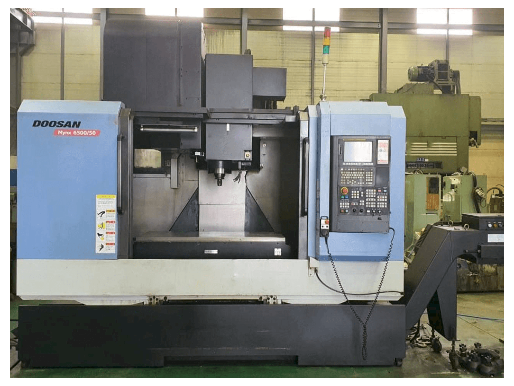 Čelní pohled na Doosan Mynx 6500/50 stroj