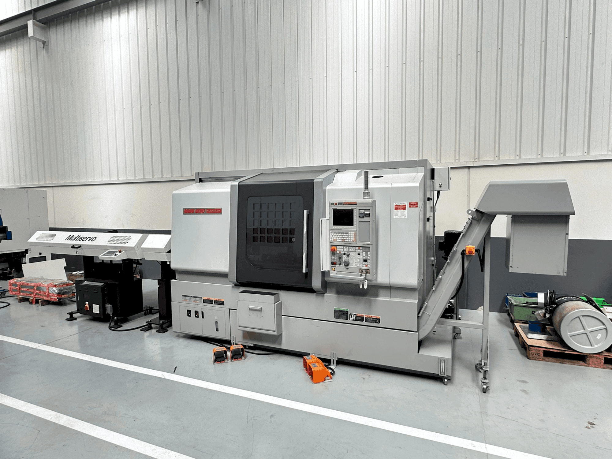 Čelní pohled na MORI SEIKI NLX 2500 SY/700 stroj