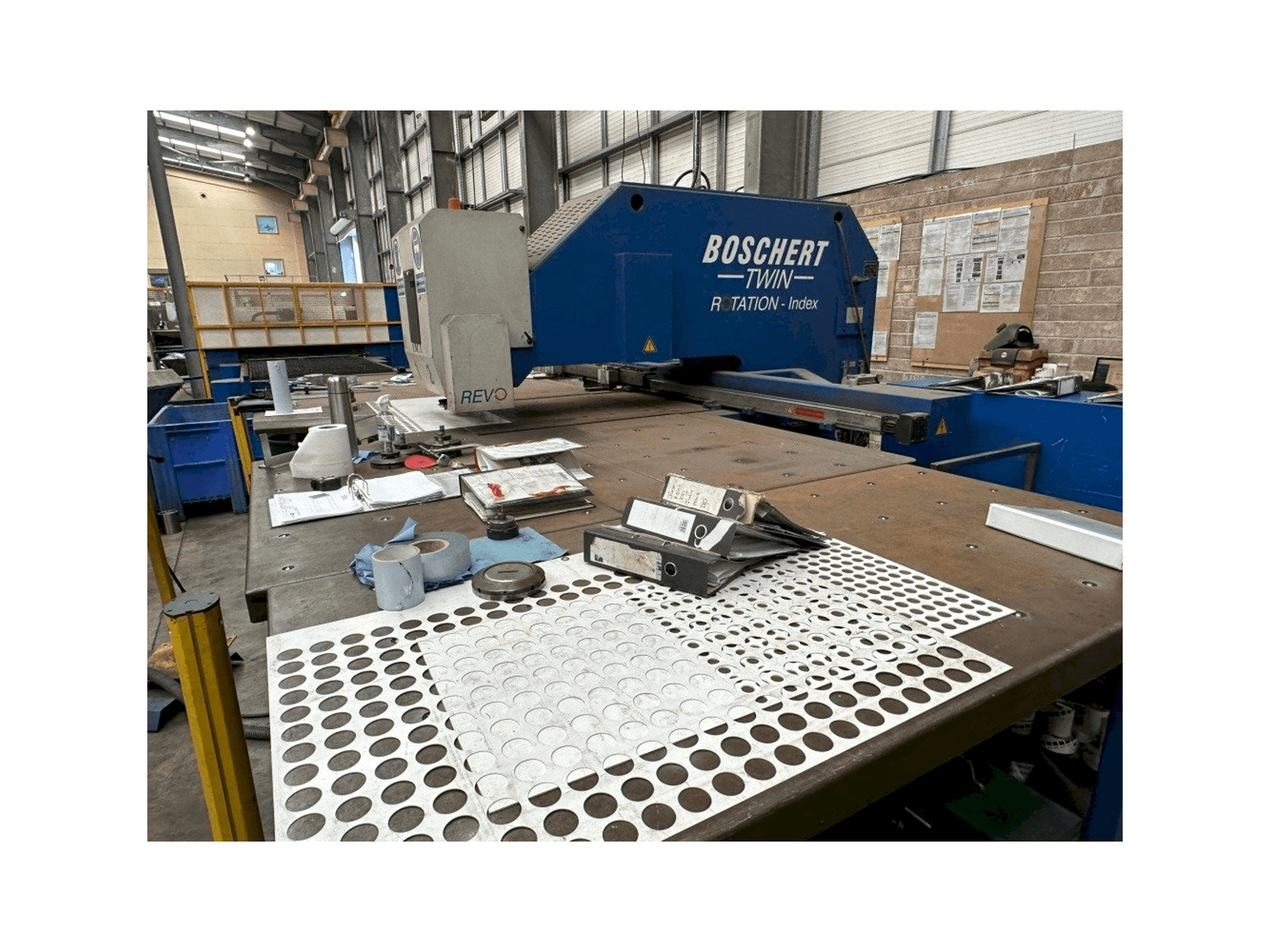 Čelní pohled na Boschert Twin 1000 Inde stroj