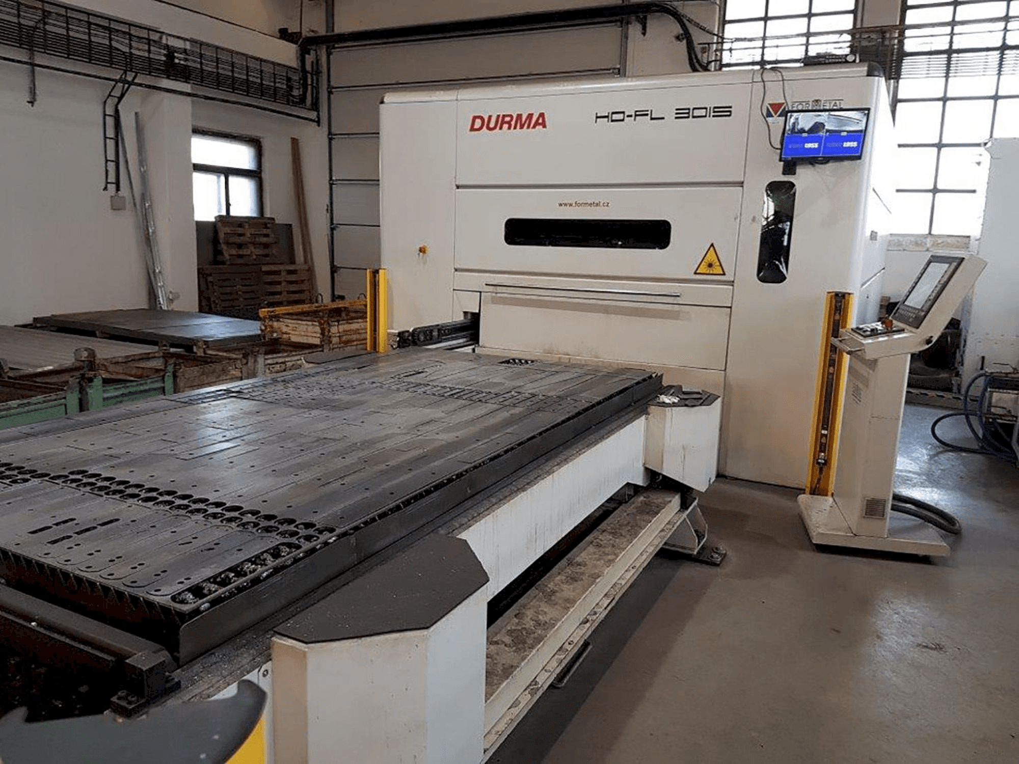 Čelní pohled na Durma HD-FL 3015 L stroj