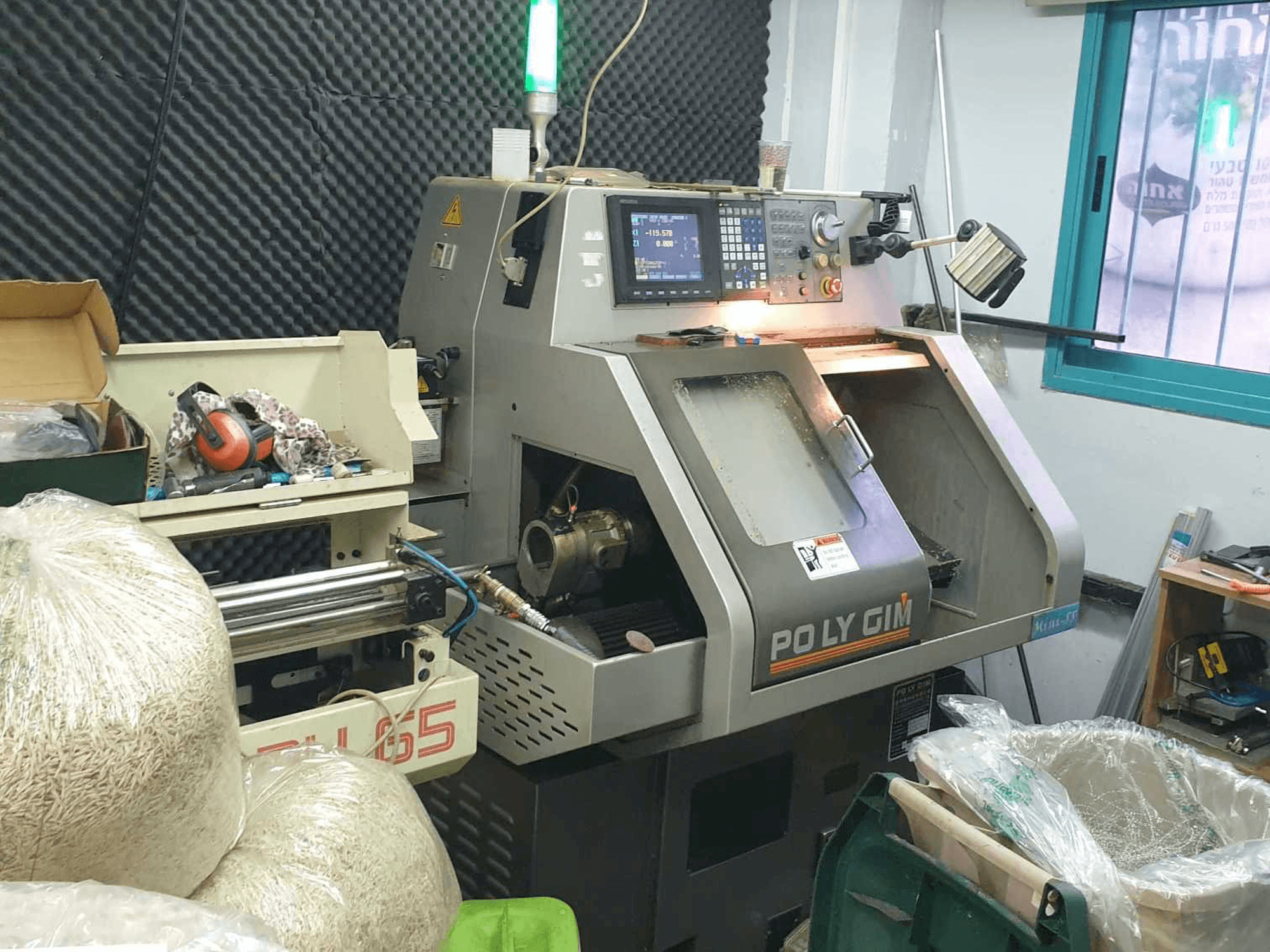 Čelní pohled na PO LY GIM Mini-88 stroj