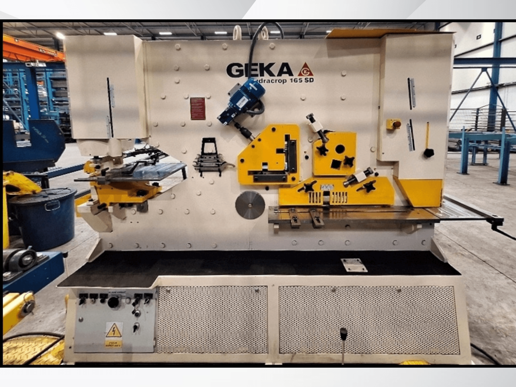CNC stříhací stroj GEKA HYDRACROP 165/300 SD v čelním pohledu, znázorňující ovládací prvky a funkce řezání.
