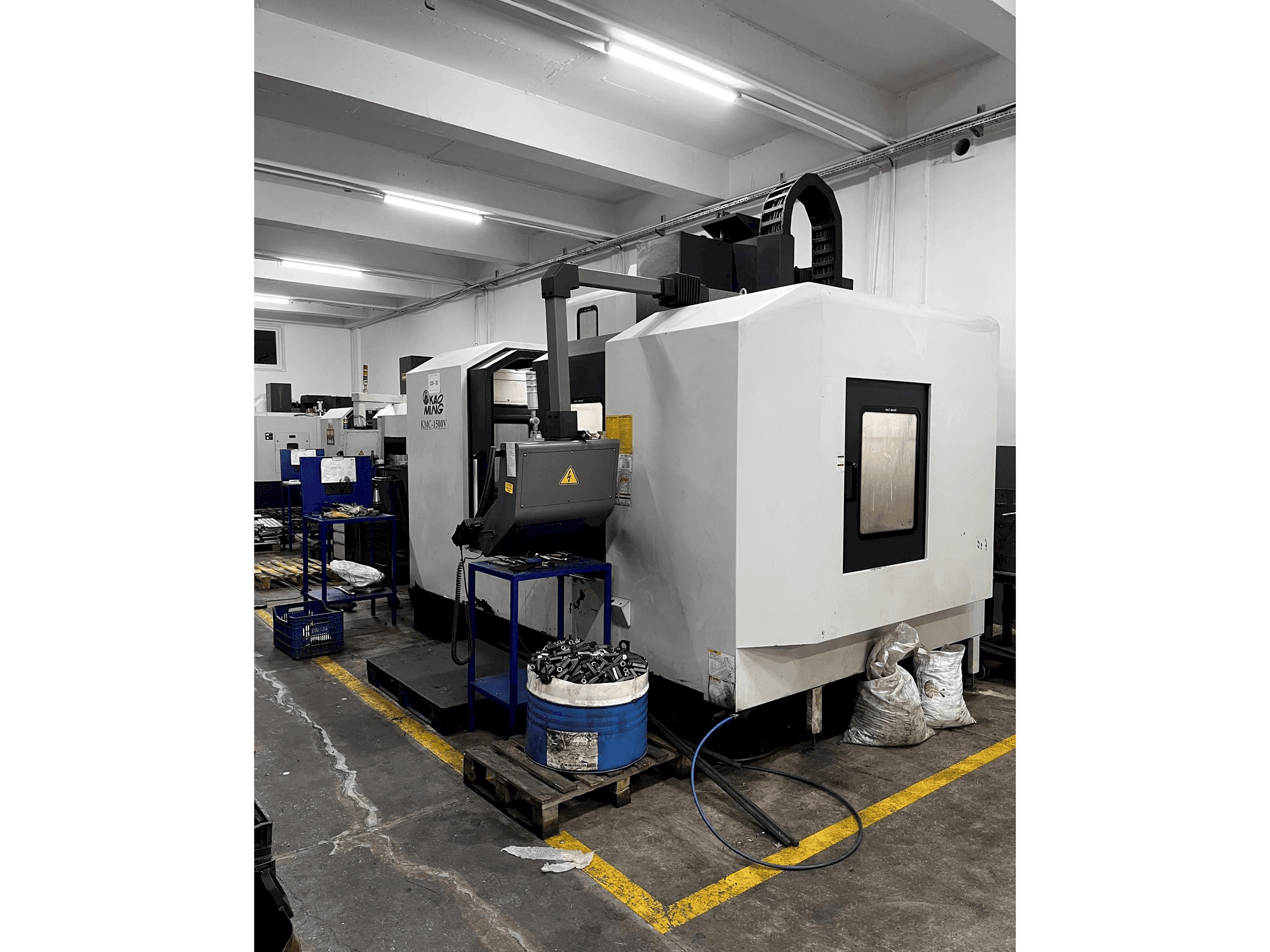 Čelní pohled na KAOMING KMC 1500V stroj