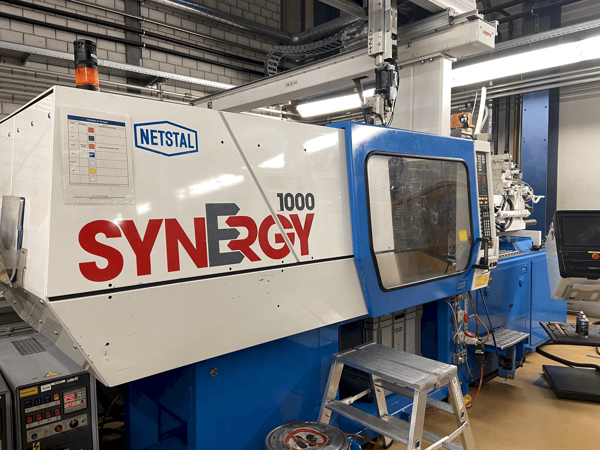 Čelní pohled na Netstal Synergy 1000-230 stroj