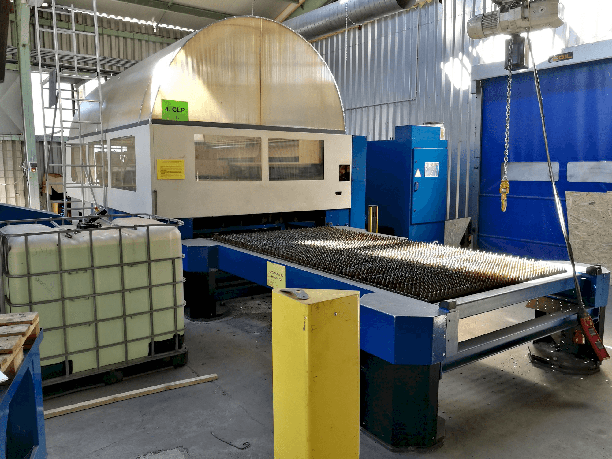 Levý boční pohled na Trumpf Trumatic L 3030 stroj