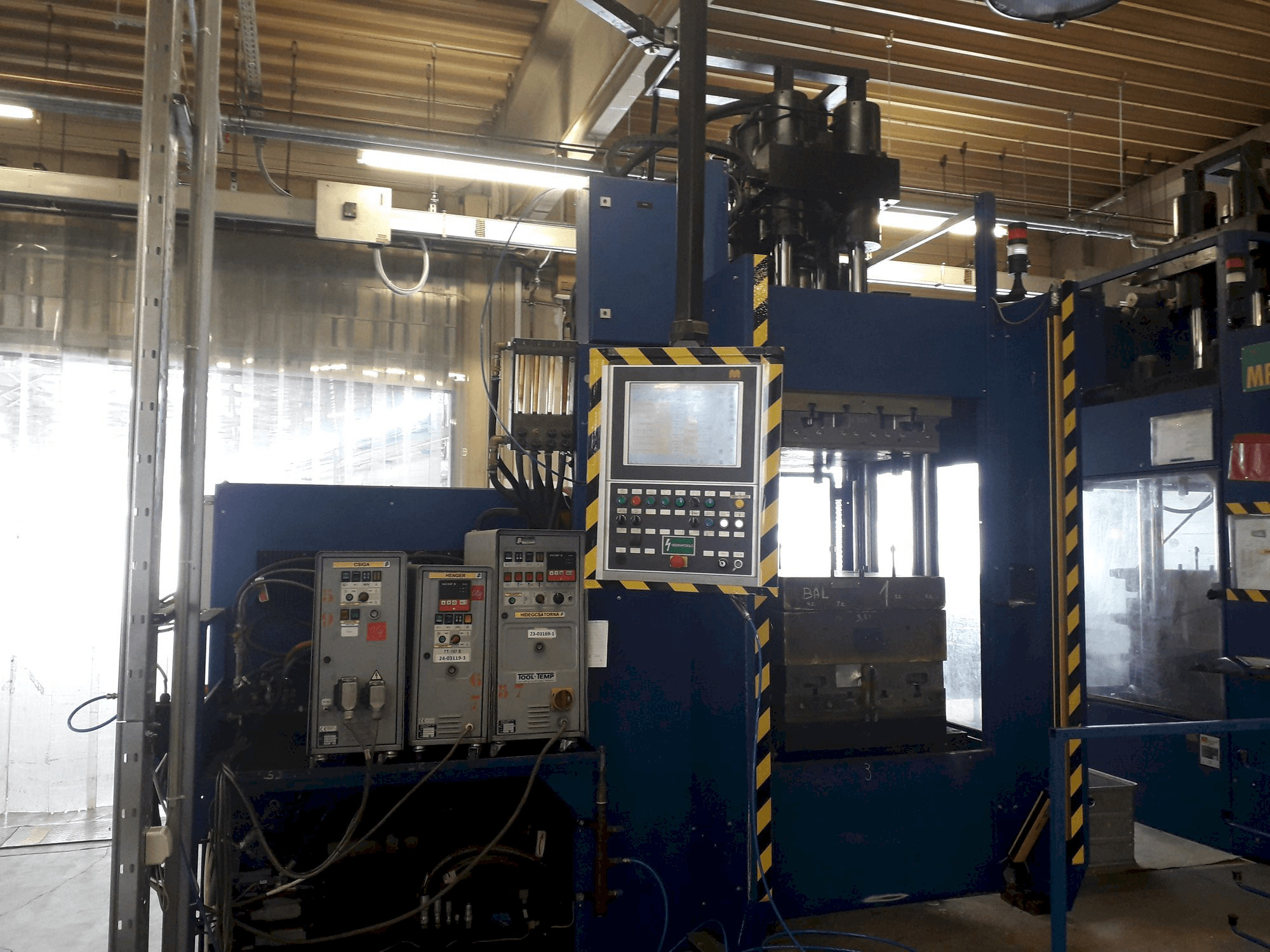 Čelní pohled na MAPLAN MTF2000/250 stroj