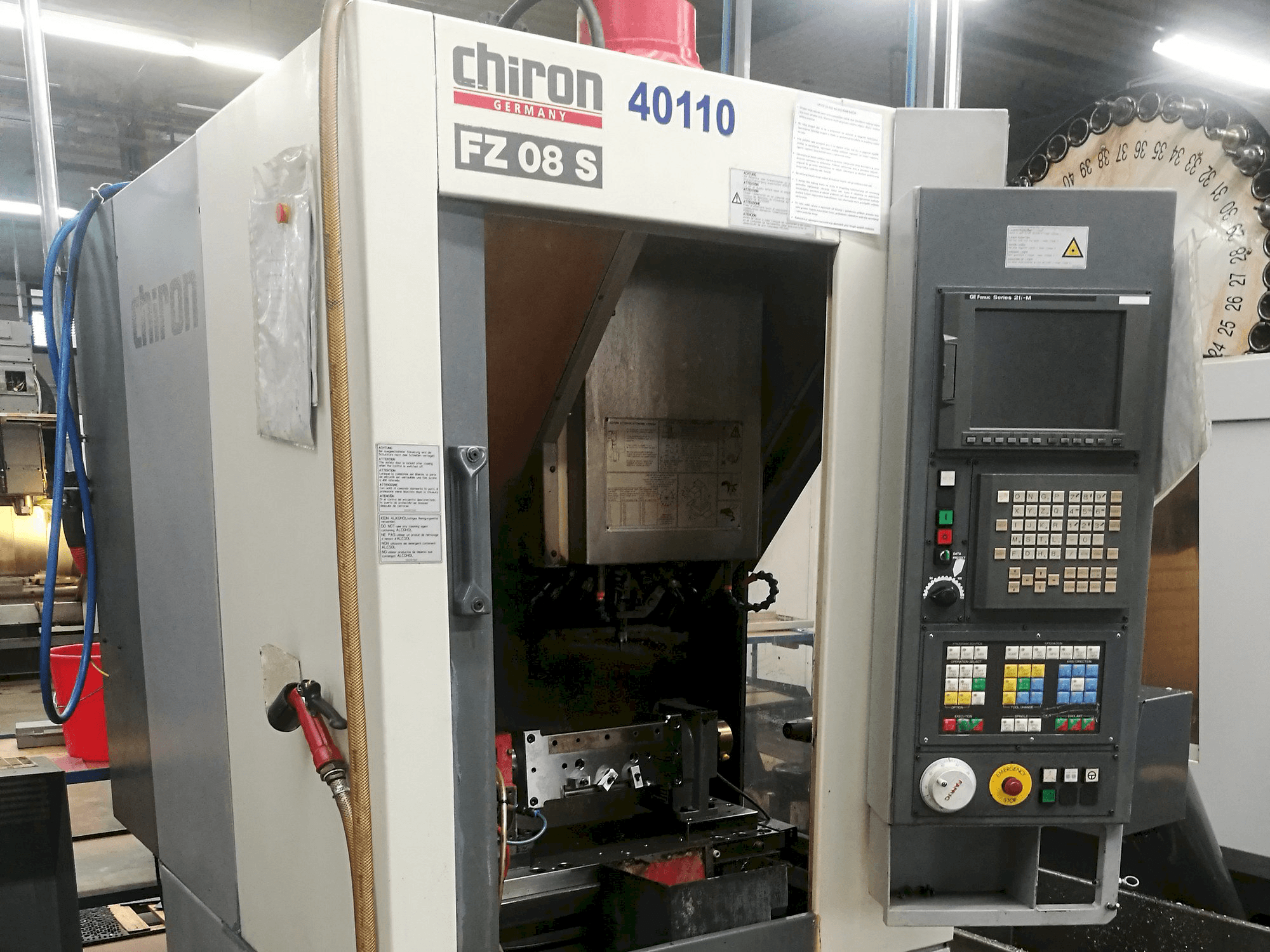 Čelní pohled na CHIRON FZ08S stroj