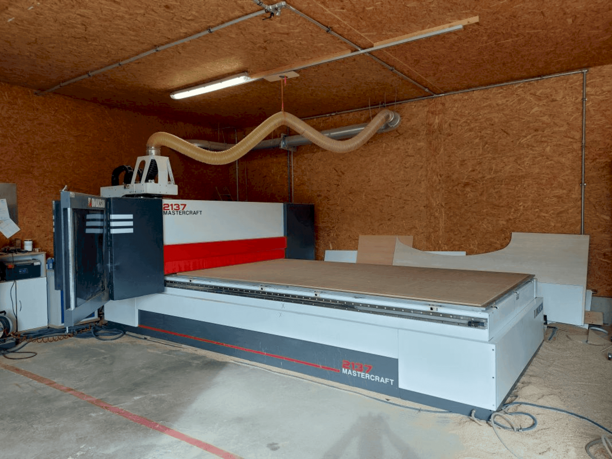 Čelní pohled na OMAKSAN Mastercraft 217 stroj