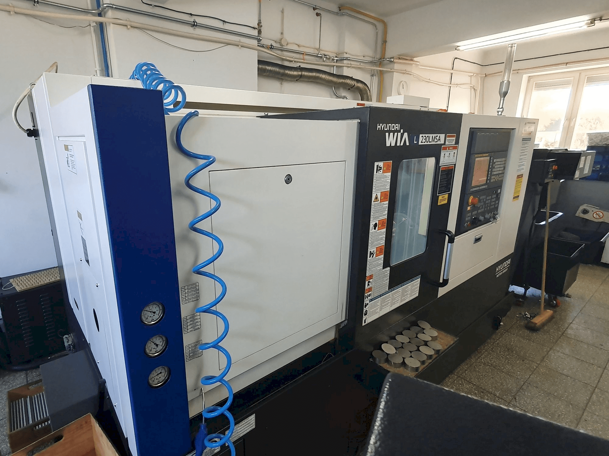 Čelní pohled na Hyundai Wia L230LMSA stroj