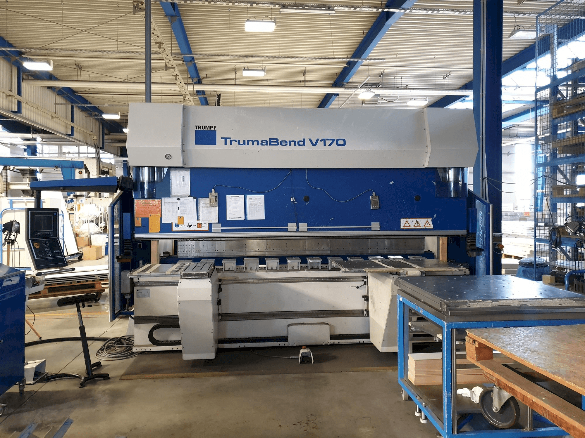 Čelní pohled na Trumpf TrumaBend V170 stroj