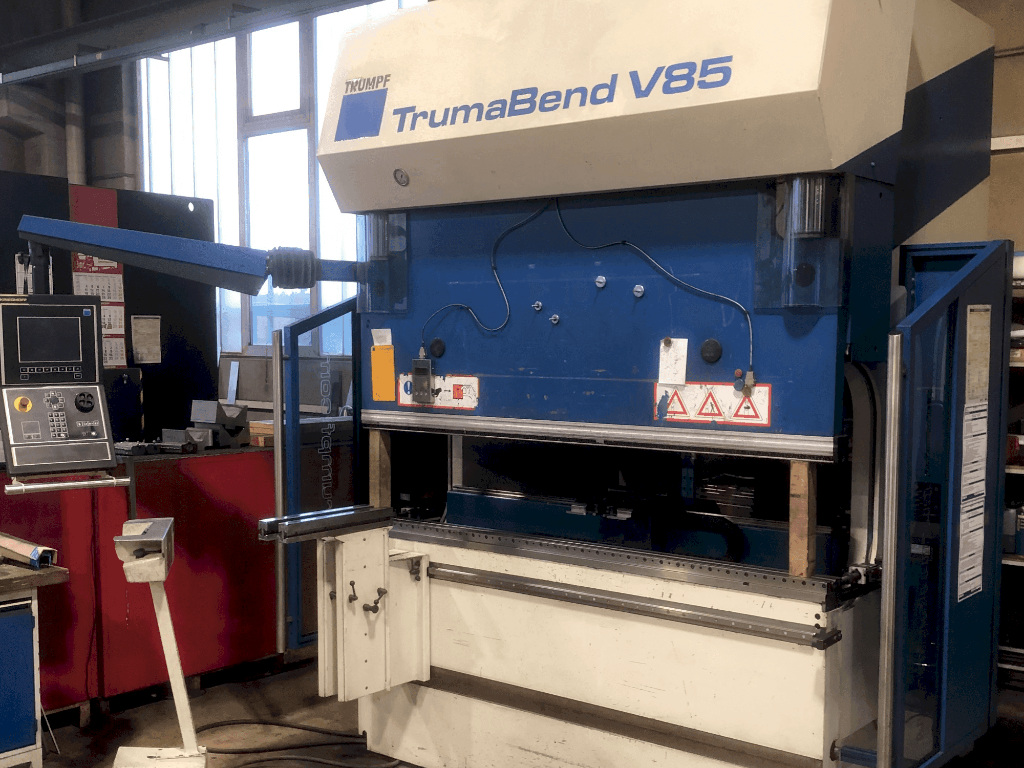 Čelní pohled na TRUMPF TrumaBend V85X stroj