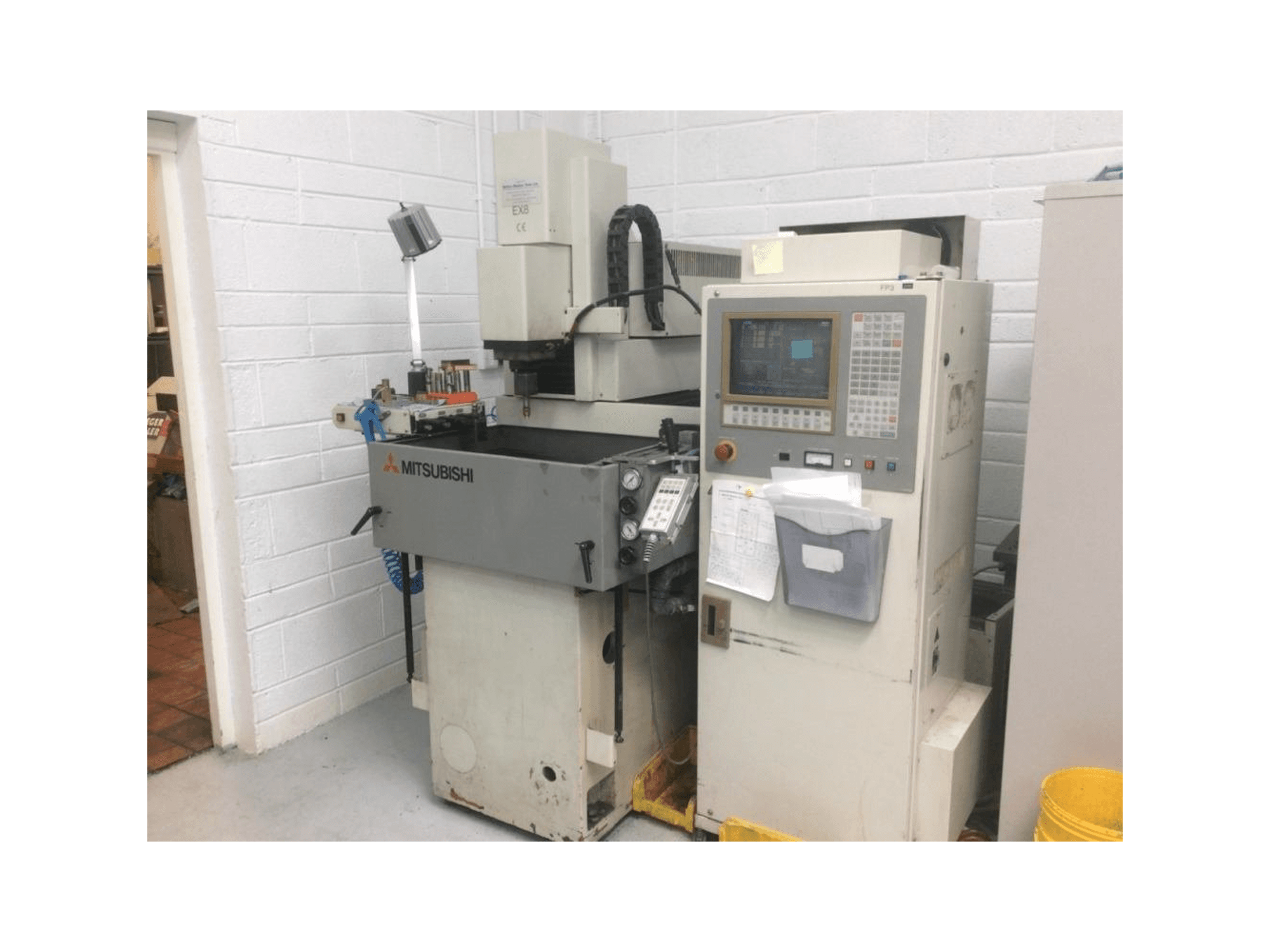 Čelní pohled na Mitsubishi EX 8 stroj