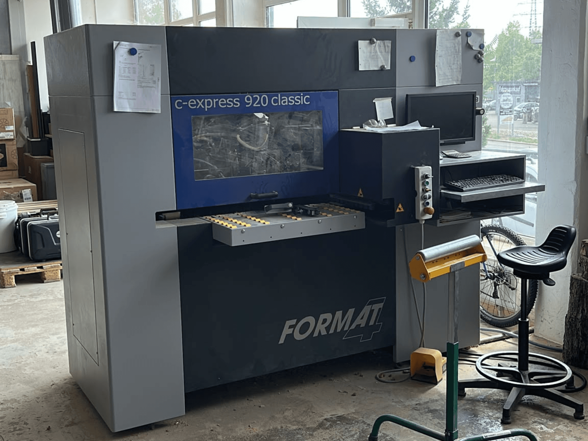 CNC obráběcí centrum na dřevo FORMAT4 c-express 920 classic, pohled zepředu s ovládacím panelem a pracovním prostorem.