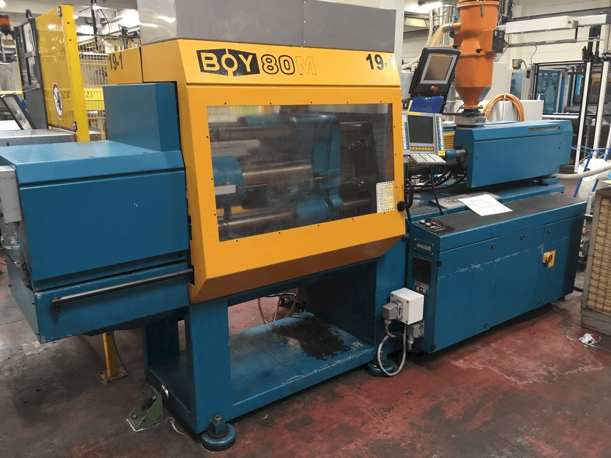 Čelní pohled na Dr. Boy 80M stroj