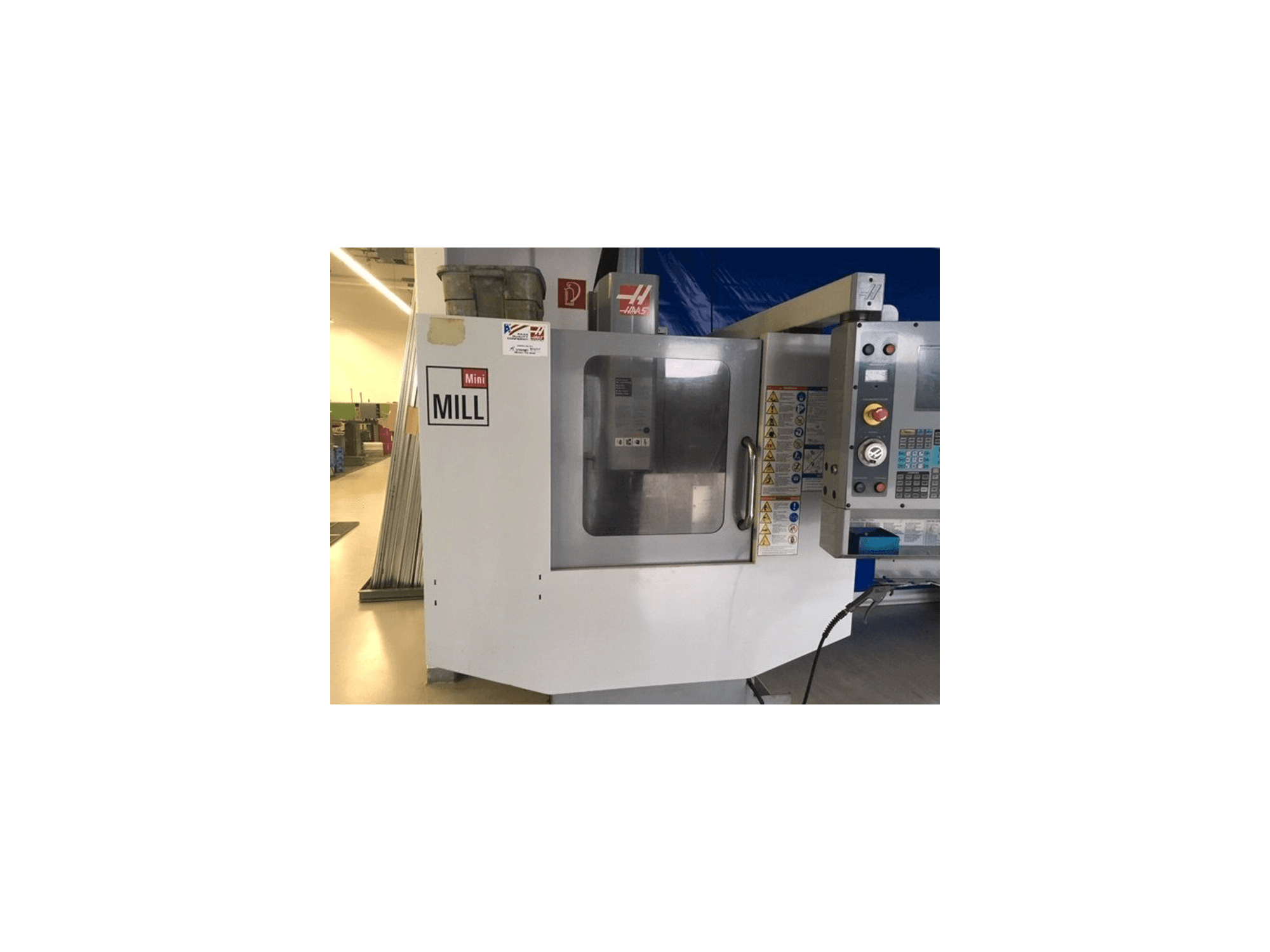 Čelní pohled na HAAS Mini Mill HE stroj