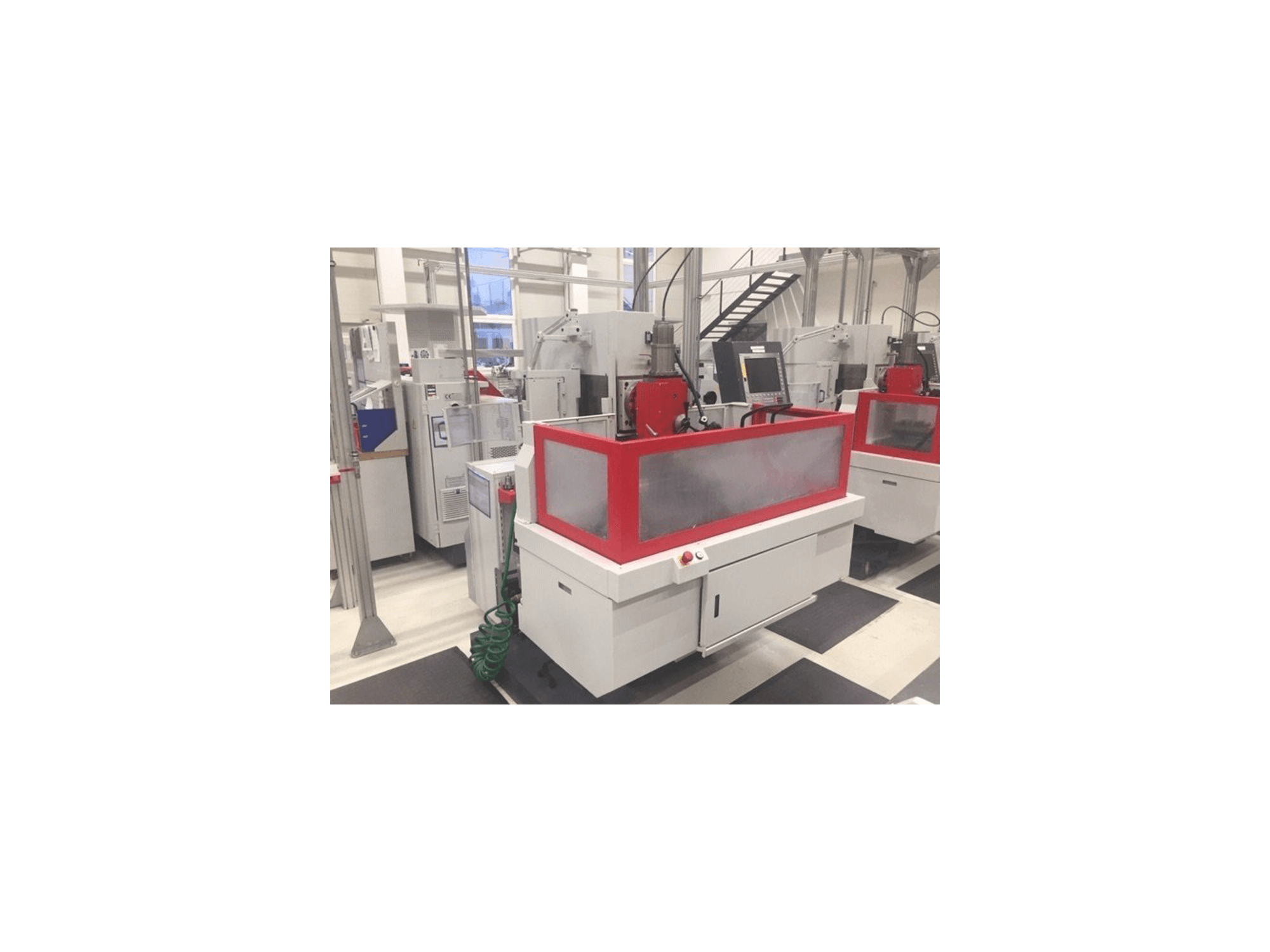 Čelní pohled na EMCO Emcomat FB-450 MC stroj