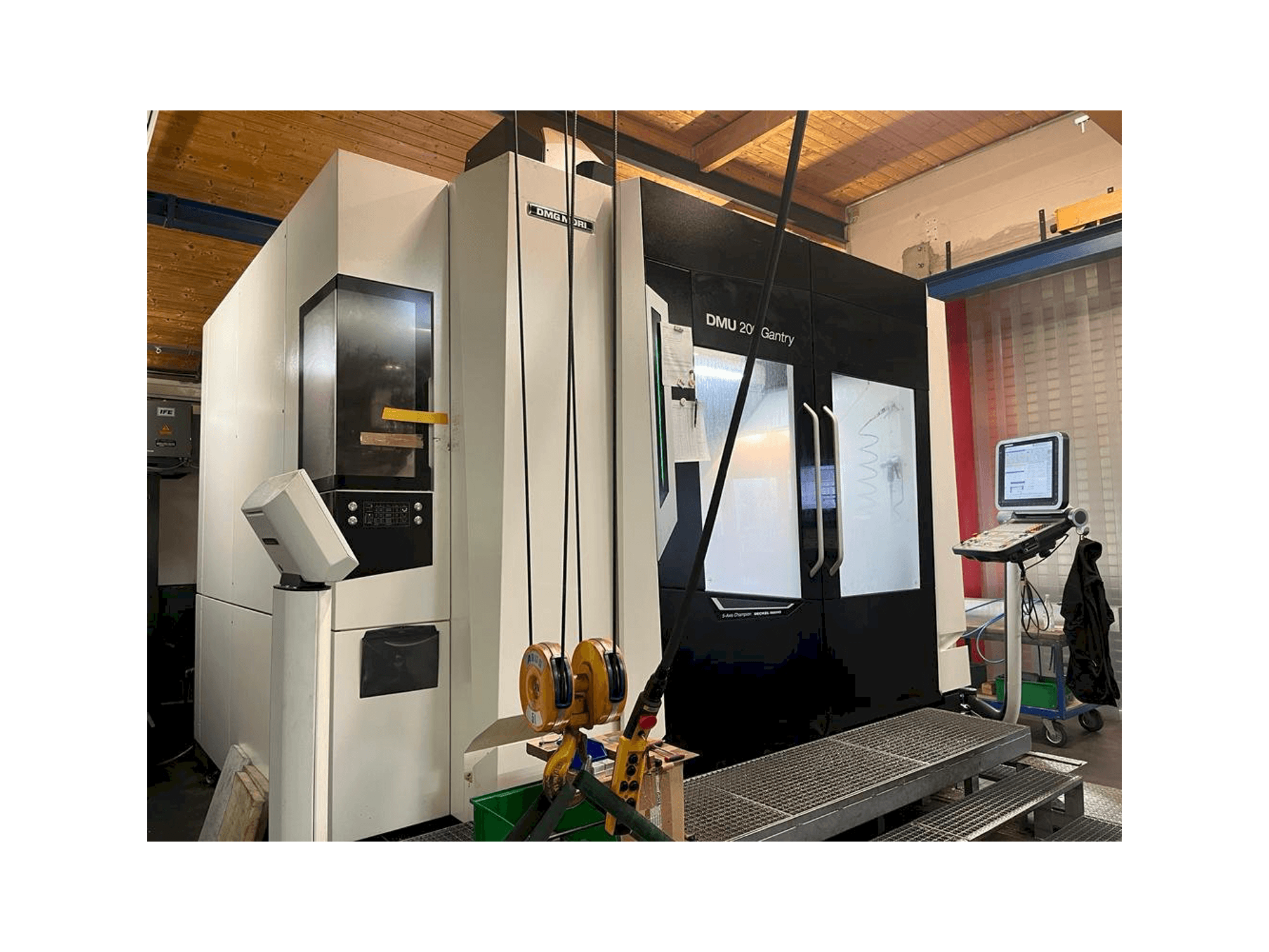 Čelní pohled na DMG MORI DMU 200 Gantry stroj