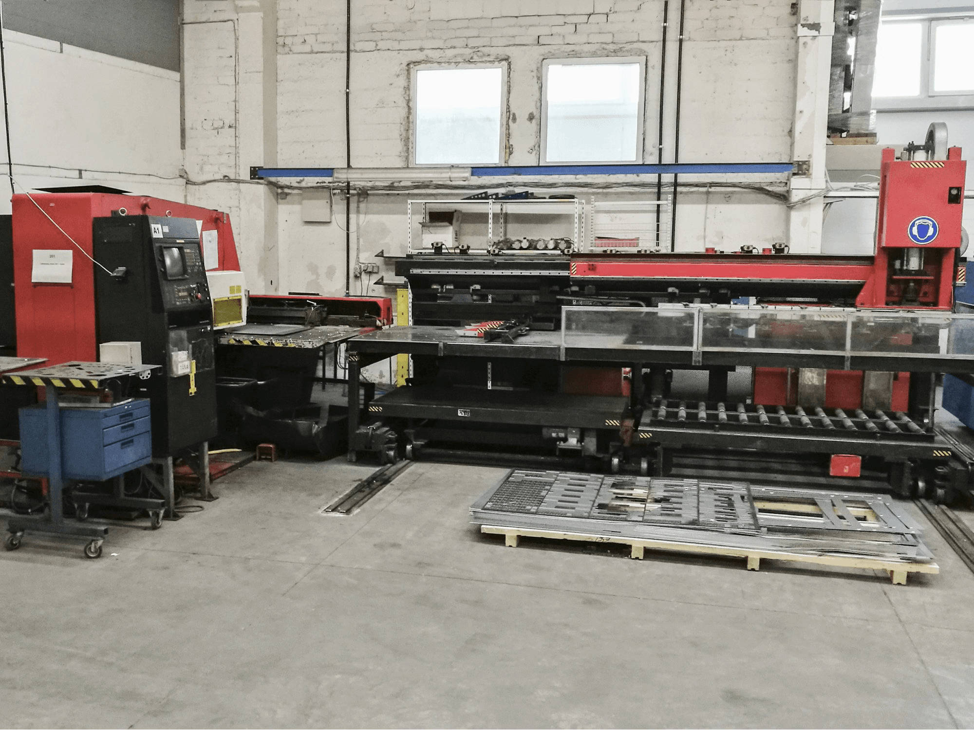 Čelní pohled na AMADA ARIES 245 stroj