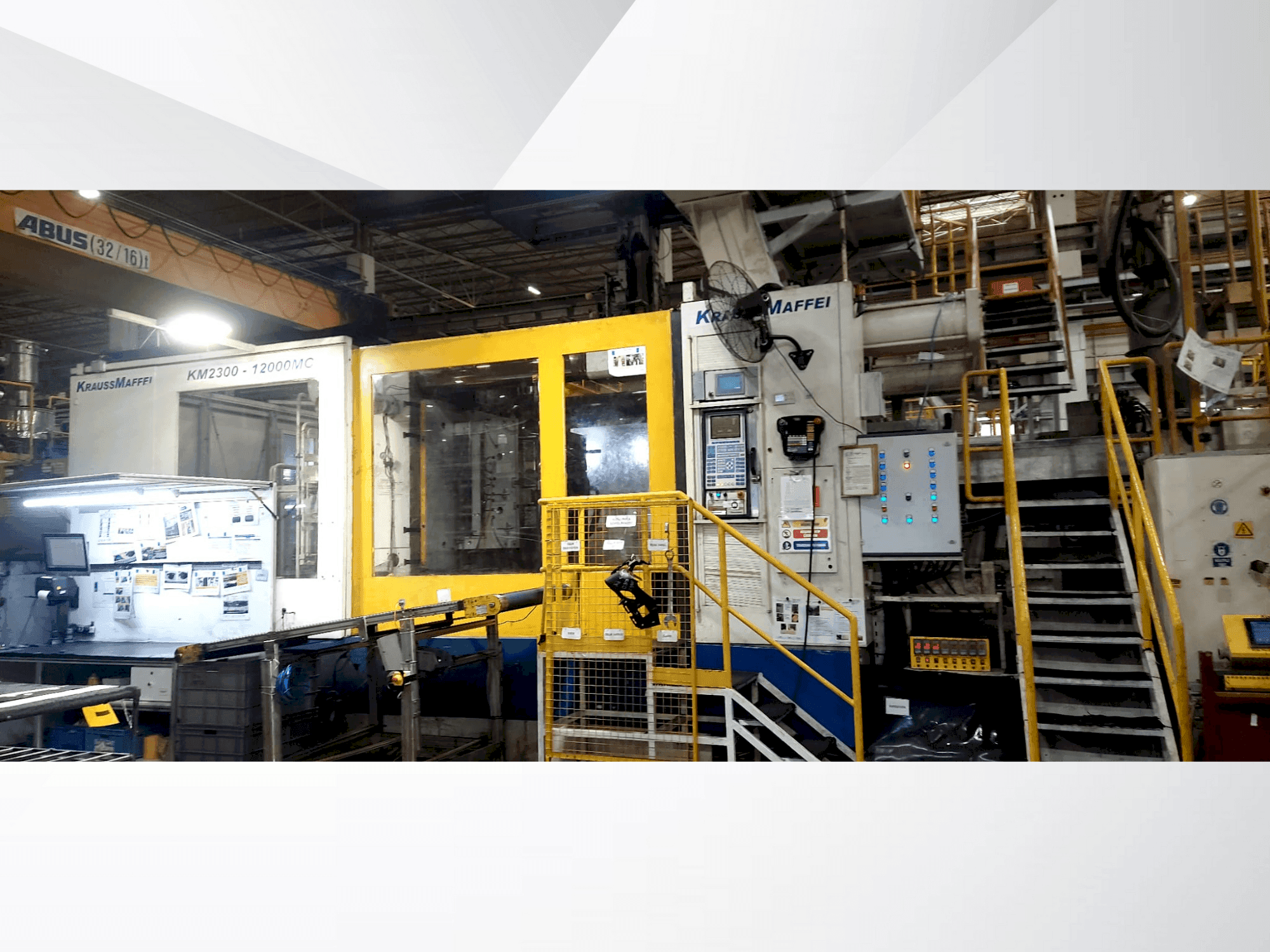 Čelní pohled na Krauss Maffei 2300-12000 MC stroj