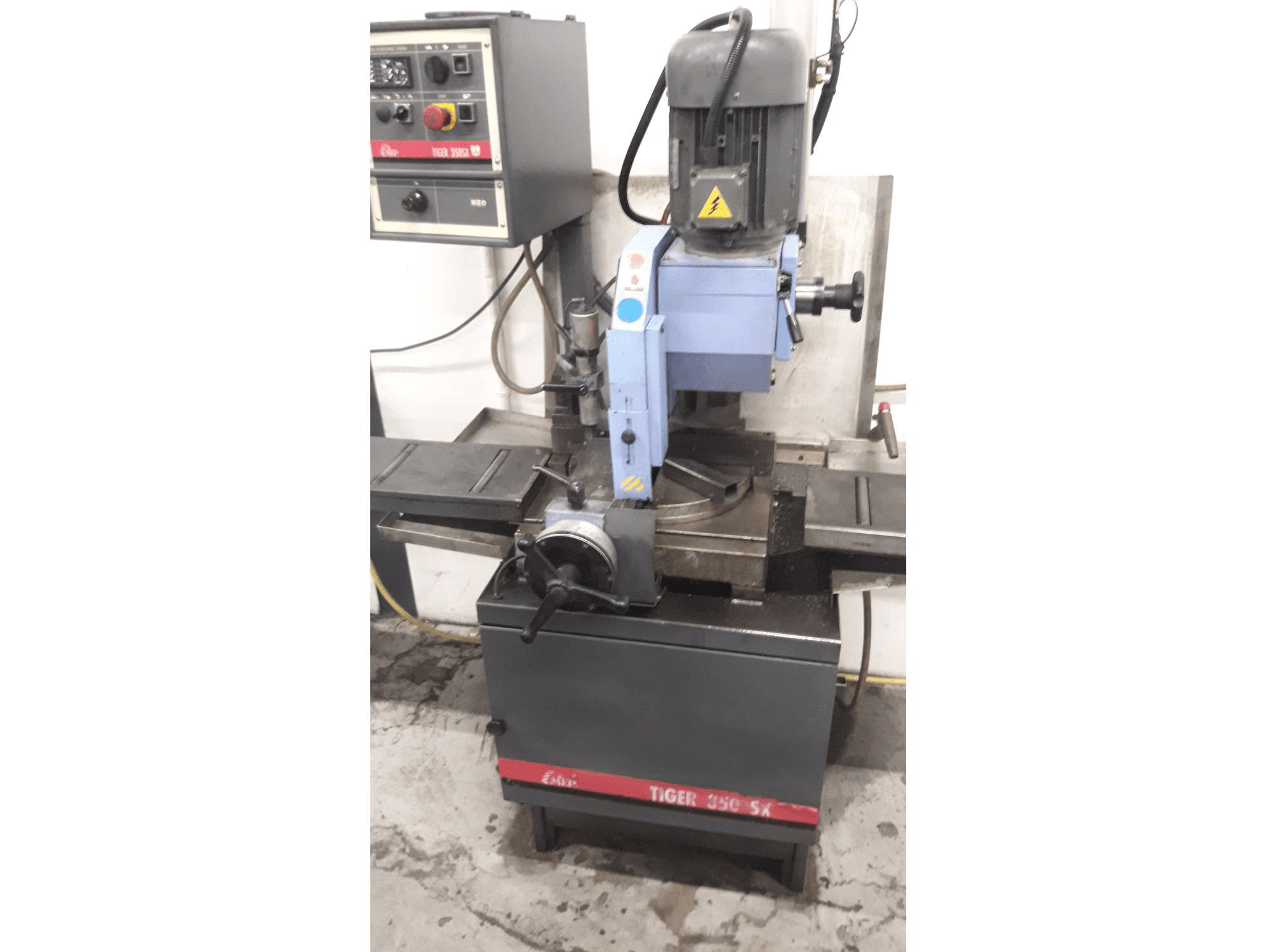 Čelní pohled na MEP TIGER 350SX stroj