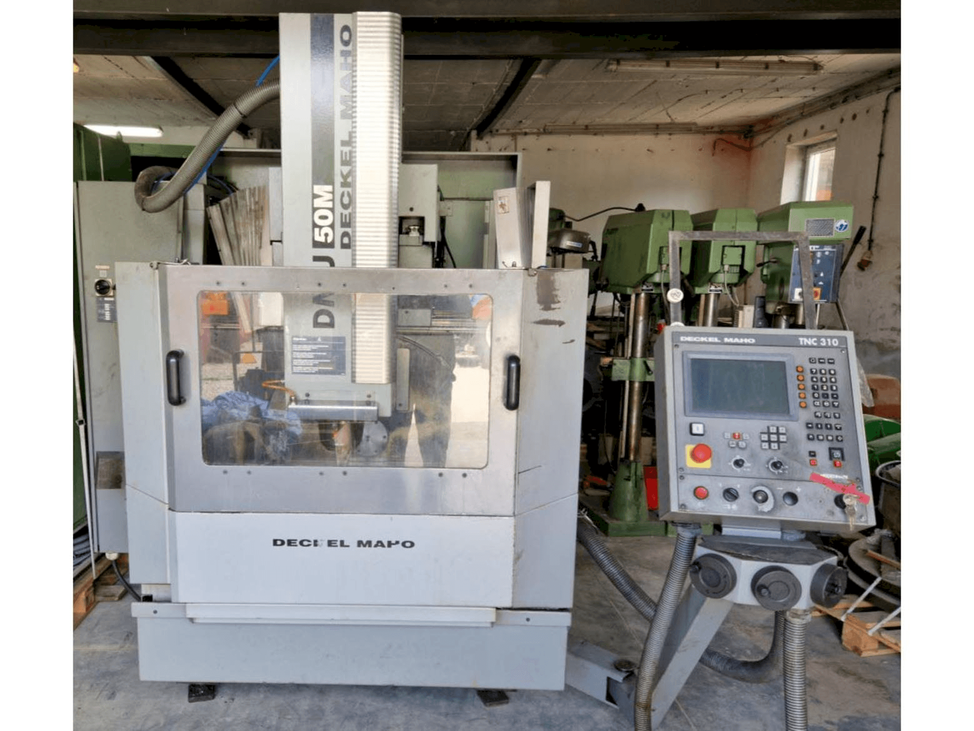 Čelní pohled na DECKEL MAHO DMU 50M stroj