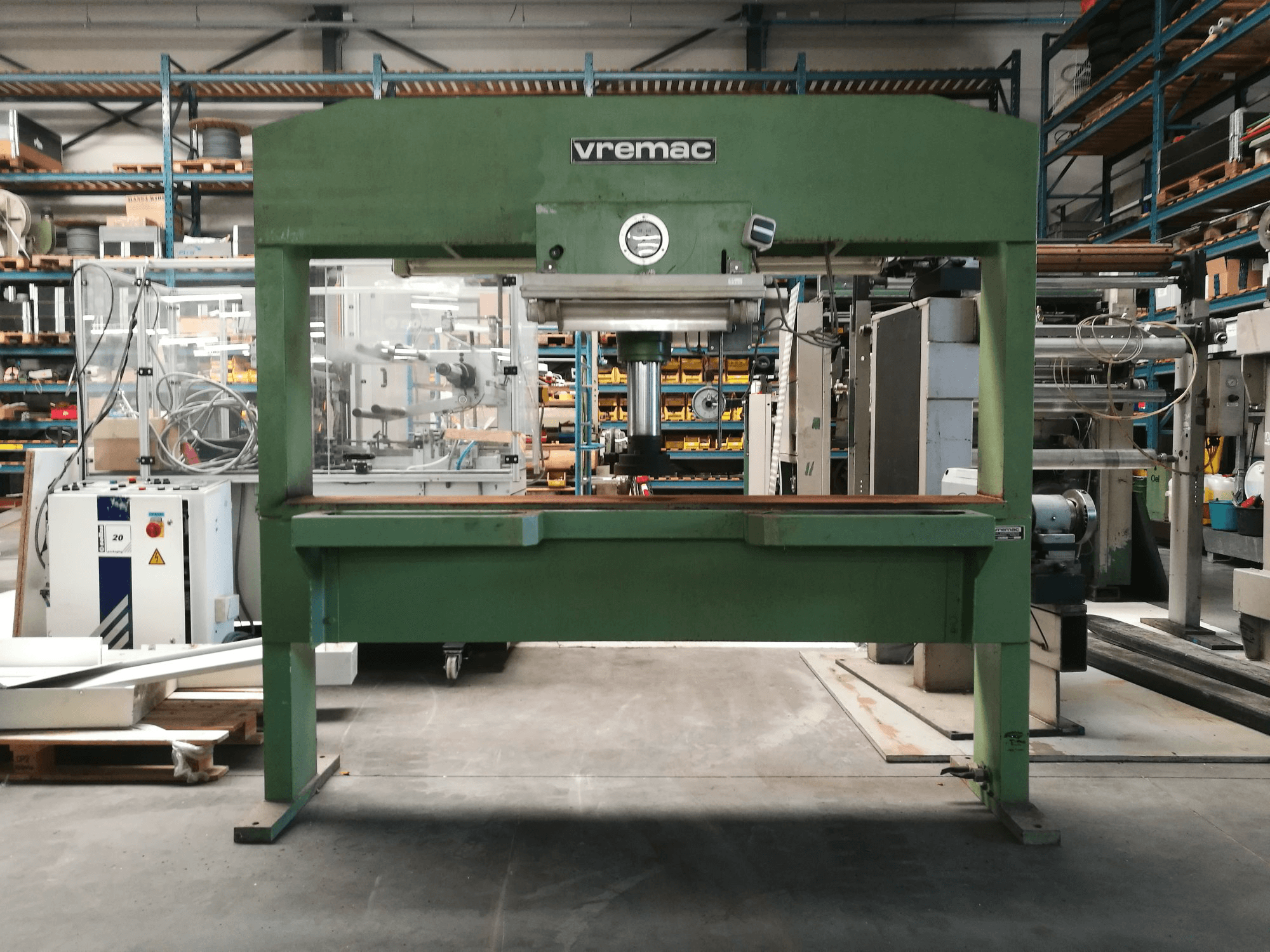 Čelní pohled na Vremac Brugstans stroj